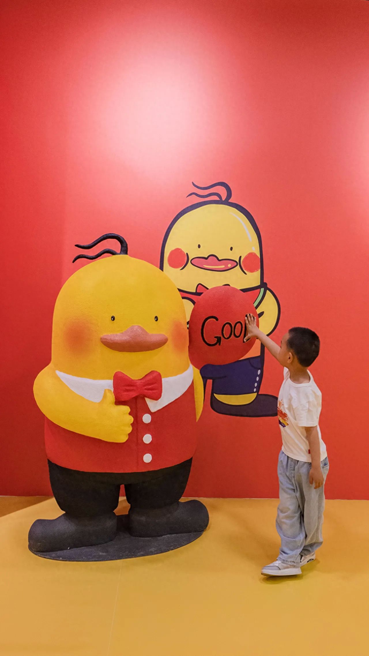Photo by Wangfujing Joy City Shopping Center - Take a photo with the yellow cartoon duck sculpture.
