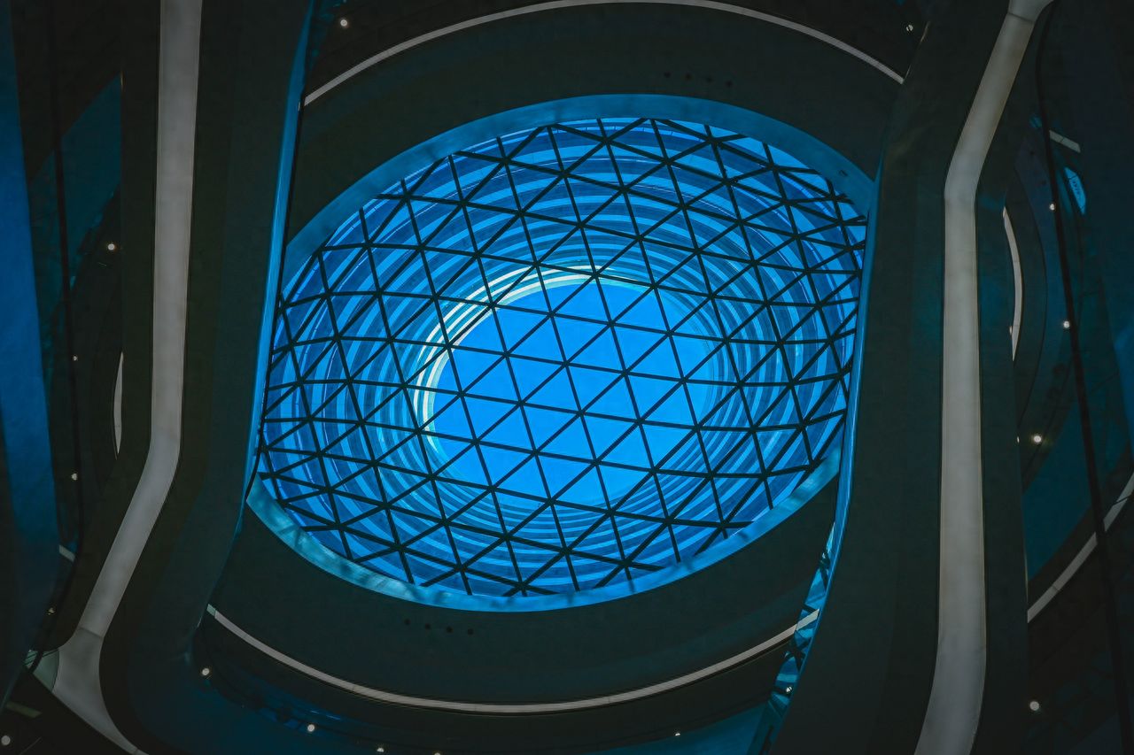 Use a centered composition, place the main body of the building in the center of the frame, and take a low-angle shot with the photographer standing below the building. Additional suggestions: Open 24 hours.