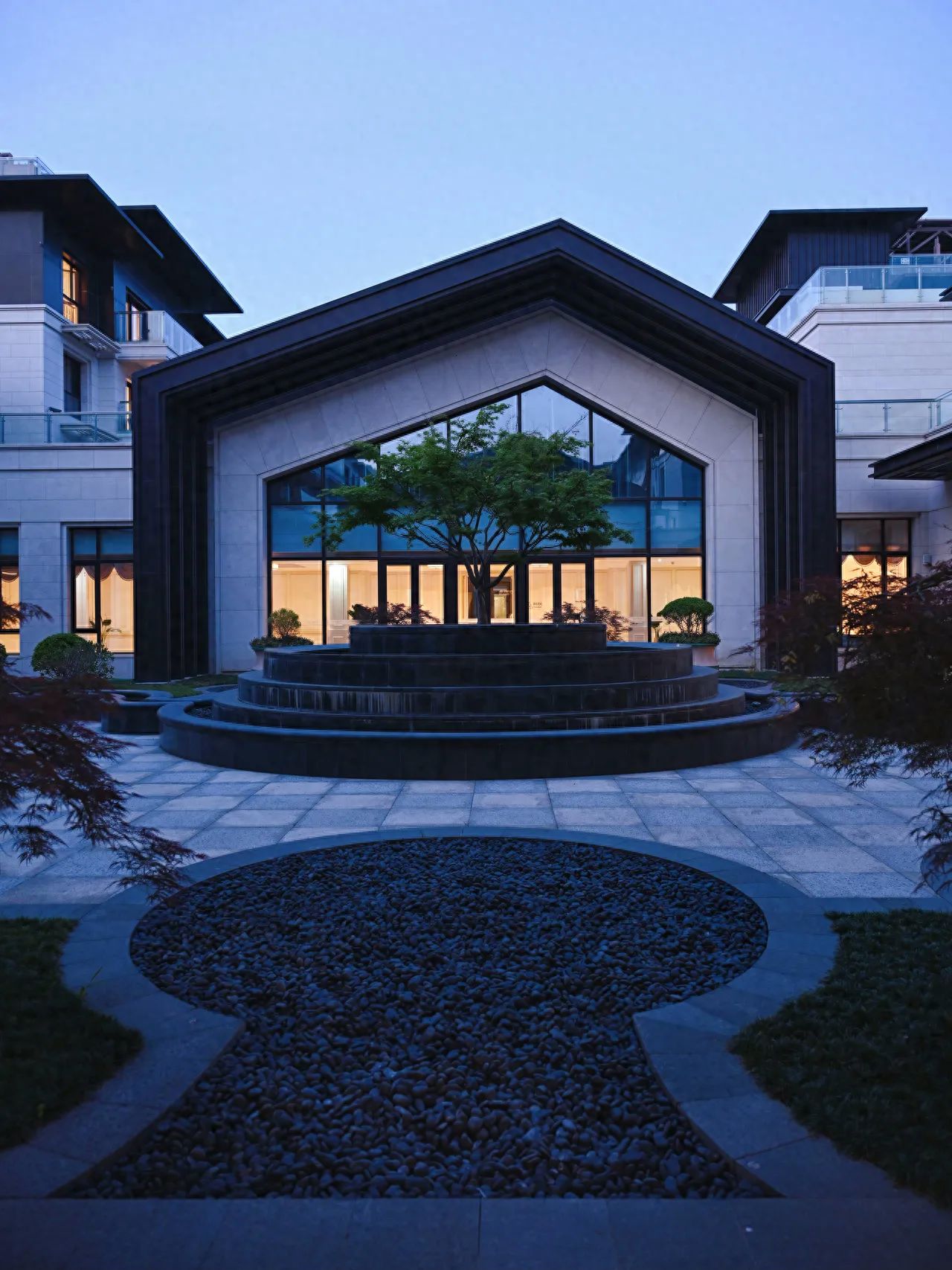 Choose a flat angle for filming to maintain the integrity and stability of the architectural lines. Ensure that the building entrance is centered in the frame, with symmetrical lines of gravel paving guiding the viewer's gaze directly to the main subject.

Additional experience: The hotel community has two hotel buildings, Yunju and Huitin, with shared public areas and restaurants.