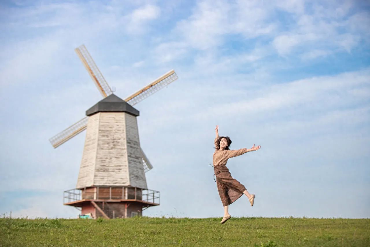 Shunyi Thousand-acre Flower Sea - Taking Photos with Windmills on the Grassland — photo spot in Shunyi Thousand-Mu Flower Sea  , China