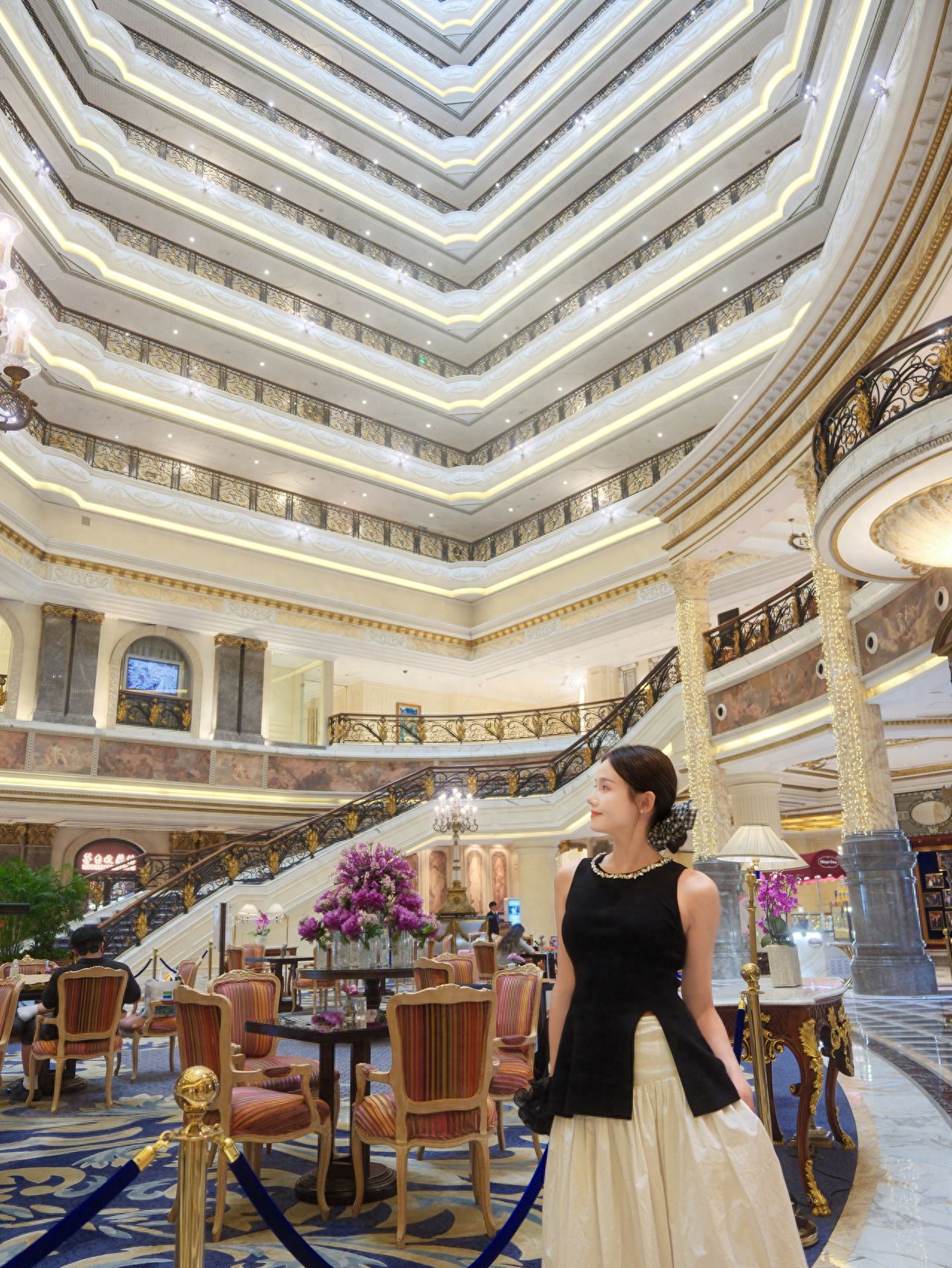 The model stands beside the fence, while the photographer stands directly in front of the model, approximately 3 meters away, using the stacked buildings as a background, squatting in a low position with a slight upward angle for the shot.

1. Photography Equipment: Fujifilm XT5, 16-50mm lens.
2. Posing: The model faces or turns their back to the camera, with hands naturally hanging down, looking to the side.
3. Visiting Suggestions: Free of charge, open 24 hours a day.