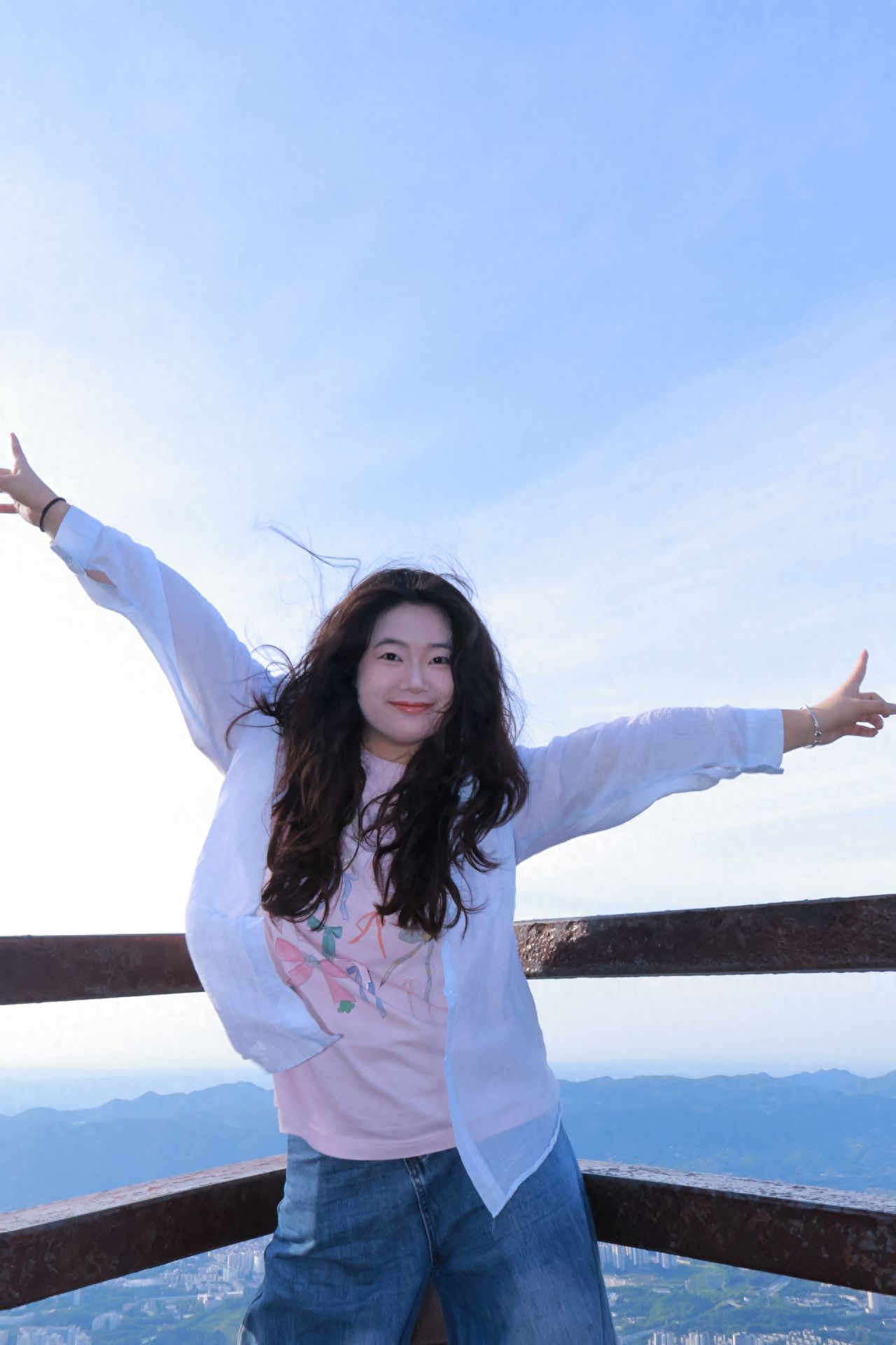 Photo Poses:

1. The model stands facing the camera with arms wide open, pointing to both sides, as if to embrace the vast scenery in front of them, conveying a sense of expansion and excitement.

2. The model's back is to the camera with arms reaching upwards, echoing the blue sky, creating a light and carefree posture that gives a feeling of freedom, emptiness, and unity with nature, using body language to amplify the exhilarating mood of being high up and enjoying the view.

Check-in Tips:

It is recommended to climb the fitness steps at night to watch the sunrise on the mountain! The morning sunlight is soft, and the air is fresh! Around 7-10 AM, the low angle of light can capture the person's face in a three-dimensional way, with hair strands glowing, and the Lion Peak enveloped in golden sunlight, full of atmosphere.

Photography Strategy:

This is the most classic check-in spot at Lion Peak. Standing on the edge of the viewing platform, with the continuous mountain range and vast sky behind, take a frontal shot with arms wide open to show an embrace of nature's grandeur; for the back shot, use a low angle to place the person at the bottom of the frame, with the sky and mountains occupying most of the picture, highlighting the sense of vastness.