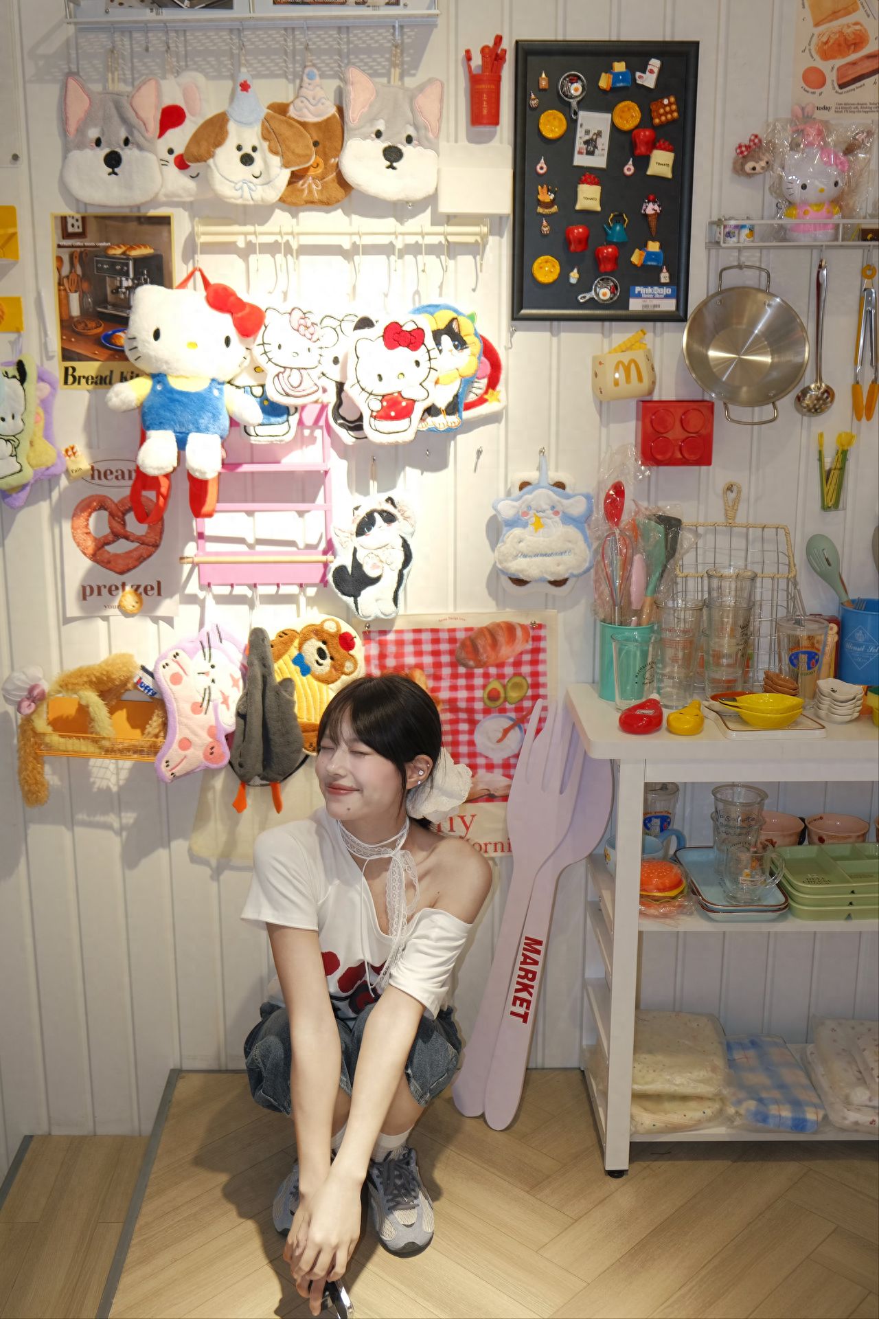 Photo by Beijing PinkDojo - White Wall Product Display