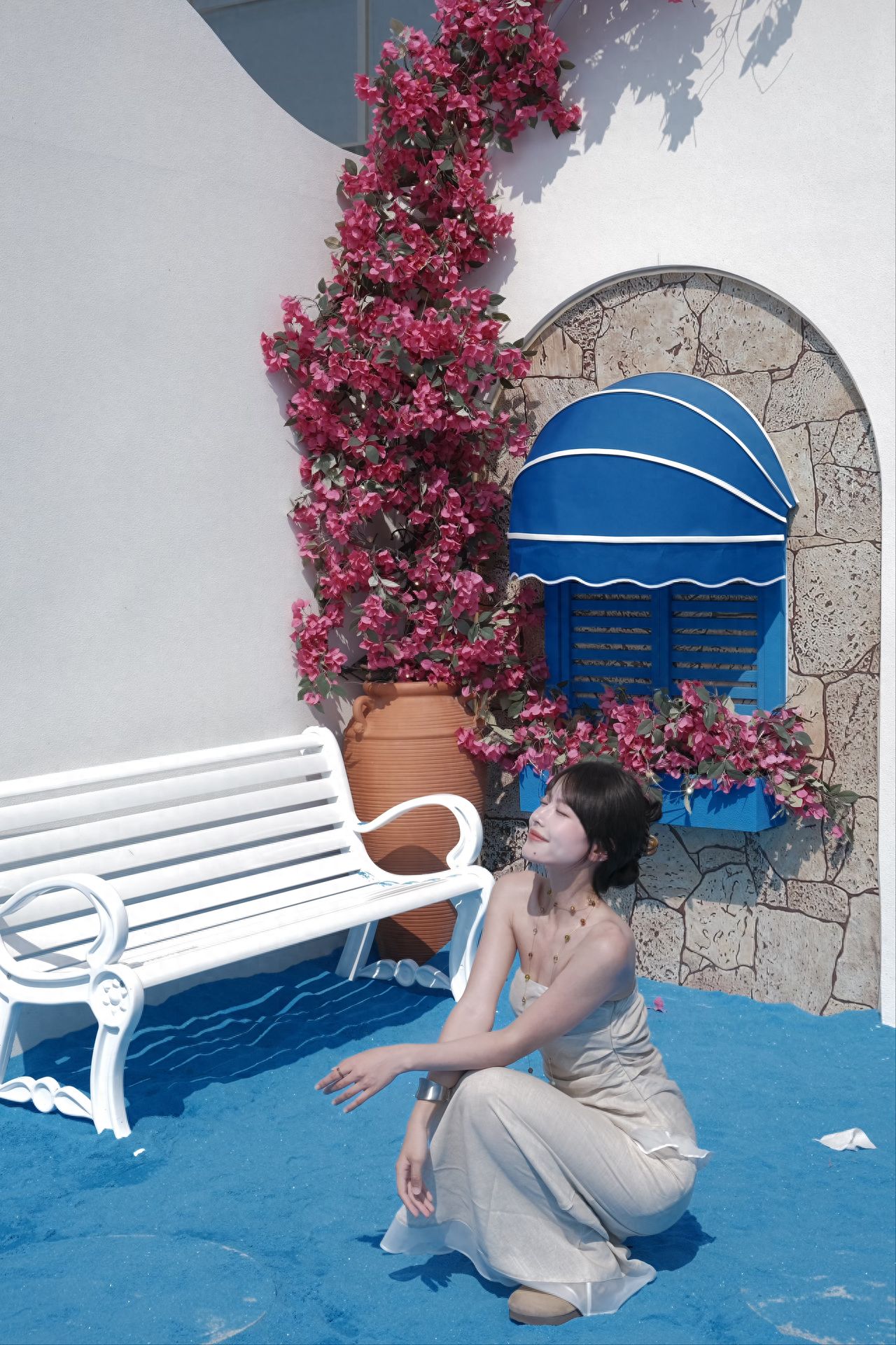Photo by Xi San Qi Wanxiang Hui - White Chairs and Flower Waterfall