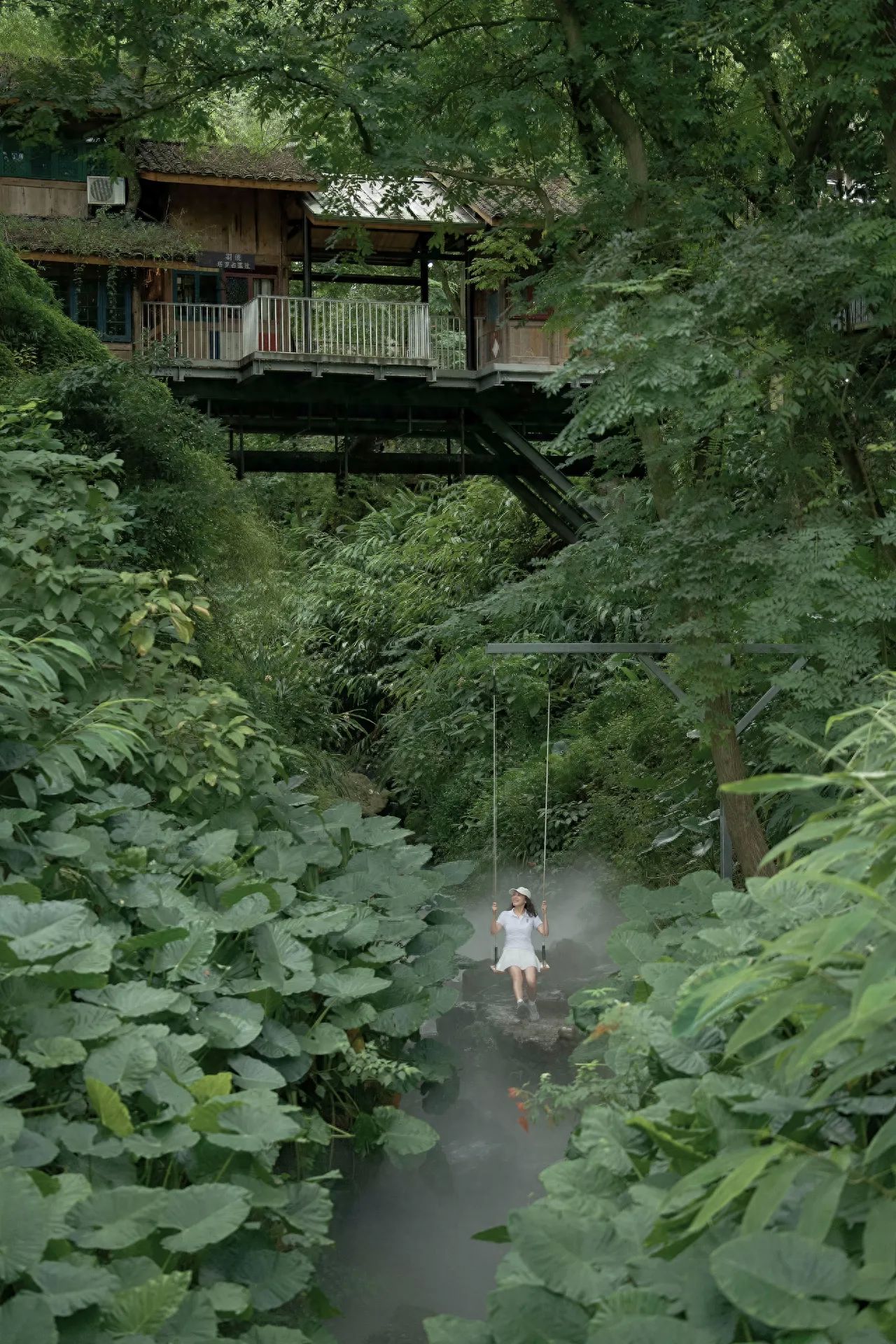 Use a flat shooting angle, compose with the foreground, place large green leaves in the foreground to enhance the sense of depth in the image, and include the midground stream, rocks, and background wooden cabin in the frame to showcase the integration of nature and architecture. It is recommended to use a telephoto lens to emphasize the sense of depth in the environment.

Travel Tips: Open from 10:00 to 22:00.