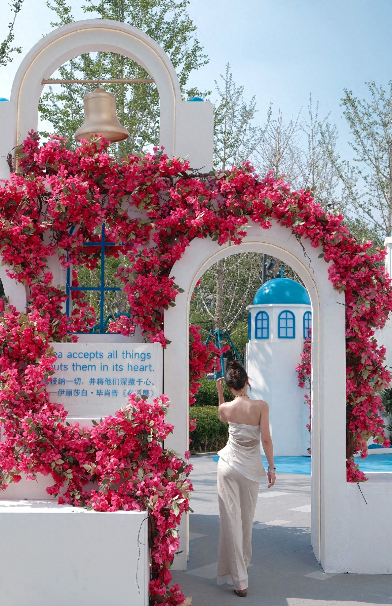 Photo by Xisanqi Wanxianghu - White Arch under the Bouquet