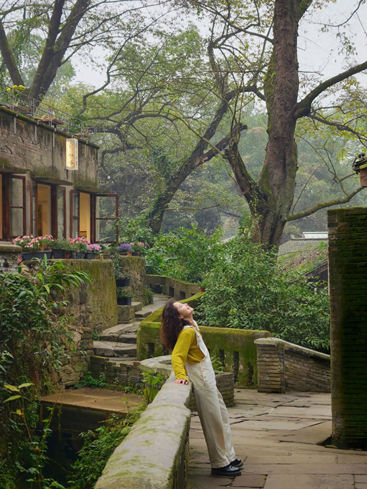 The model stands beside the railing and leans on it with a side pose. The photographer stands slightly further away to the side of the model and holds the camera horizontally to shoot, placing the model in the center and slightly lower in the frame.

Additional suggestions: It's better to take photos when the weather is good.