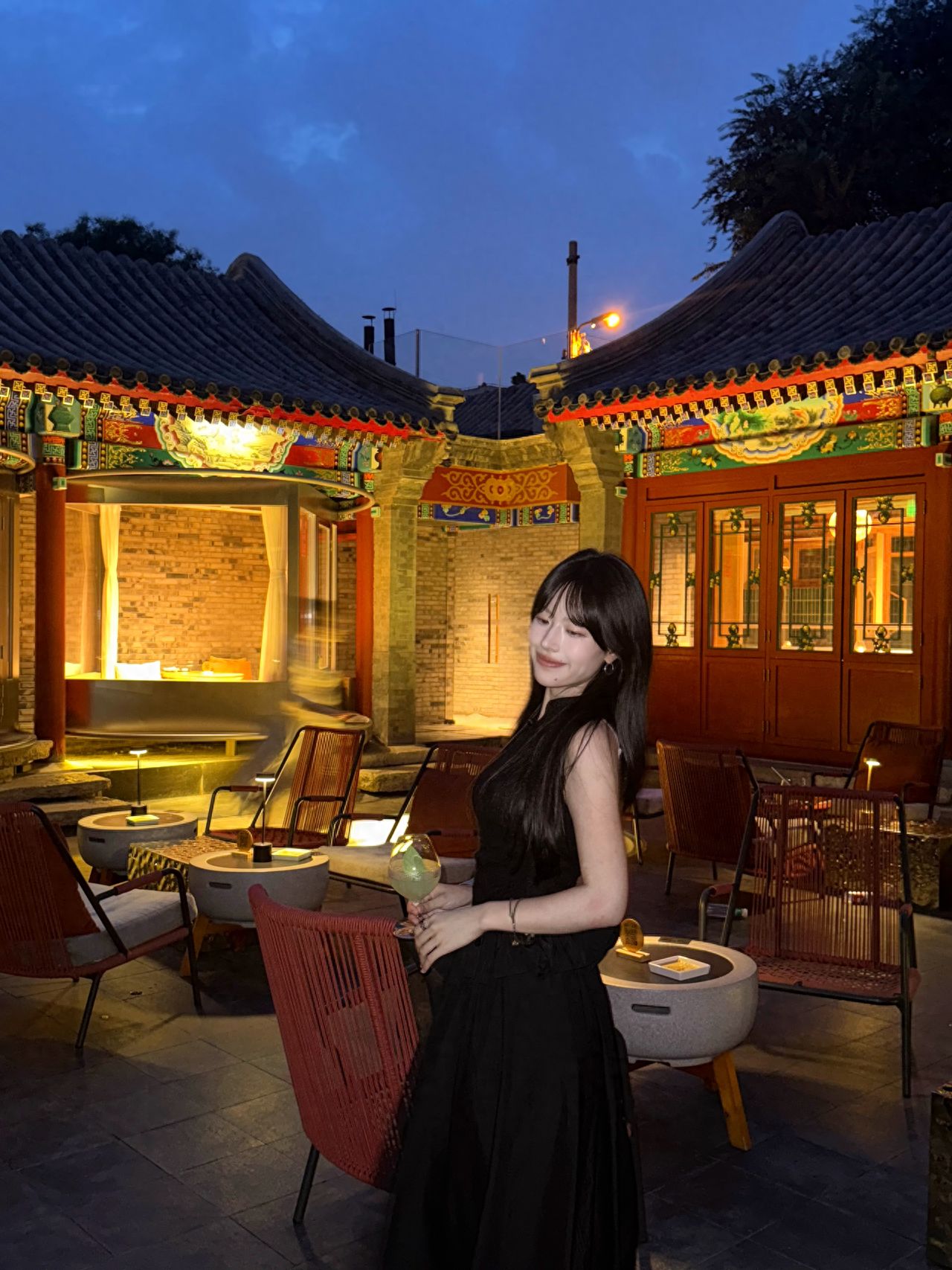 Photography Tips: For night scenes, it is recommended to shoot around 8 PM in summer. The model should have their back to the silver compartments inside the courtyard, with the photographer standing 1.5 meters directly in front of the model, using the flash on a mobile phone for the shot.

Average Cost: ¥150 per person.

Business Hours: Monday to Friday 18:00 to 01:00 the next day, Saturday and Sunday 18:00 to 02:00 the next day.

Dress Recommendation: New Chinese Style.

Shooting Time: Around 20:00.

Shooting Equipment: iPhone 16 Pro.