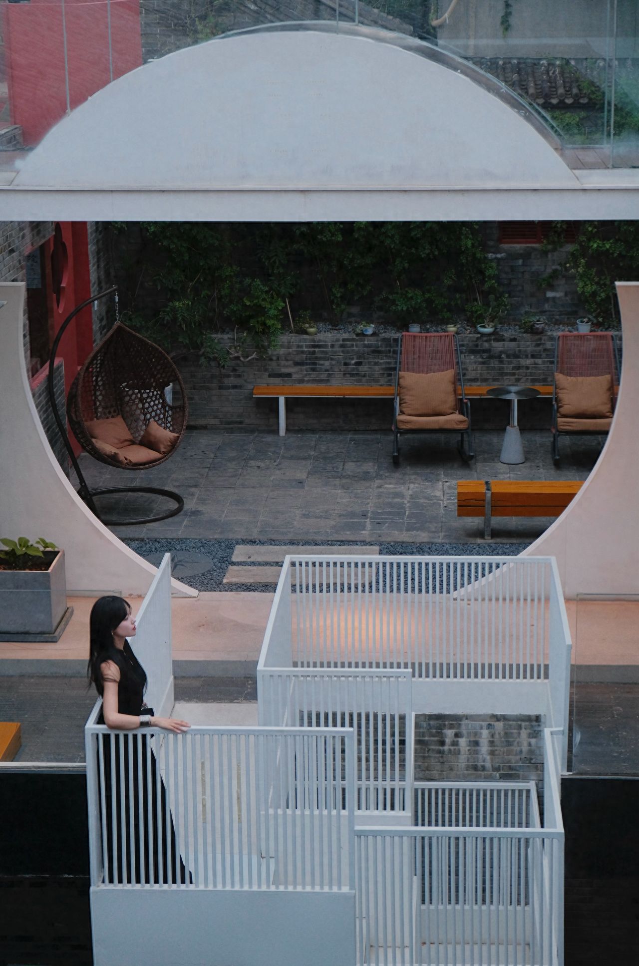 Photography Tips: The model descends the stairs next to the photographer and stands inside the white structural building, while the photographer is positioned in front of the glass on the opposite building, capturing the model from a high angle.
Average Cost: ¥150 per person.
Business Hours: Monday to Friday 18:00-01:00, Saturday and Sunday 18:00-02:00.
Dress Recommendation: New Chinese style.
Shooting Time: Around 19:30.
Equipment Used: Fuji XT30II with XF18-55mm lens.