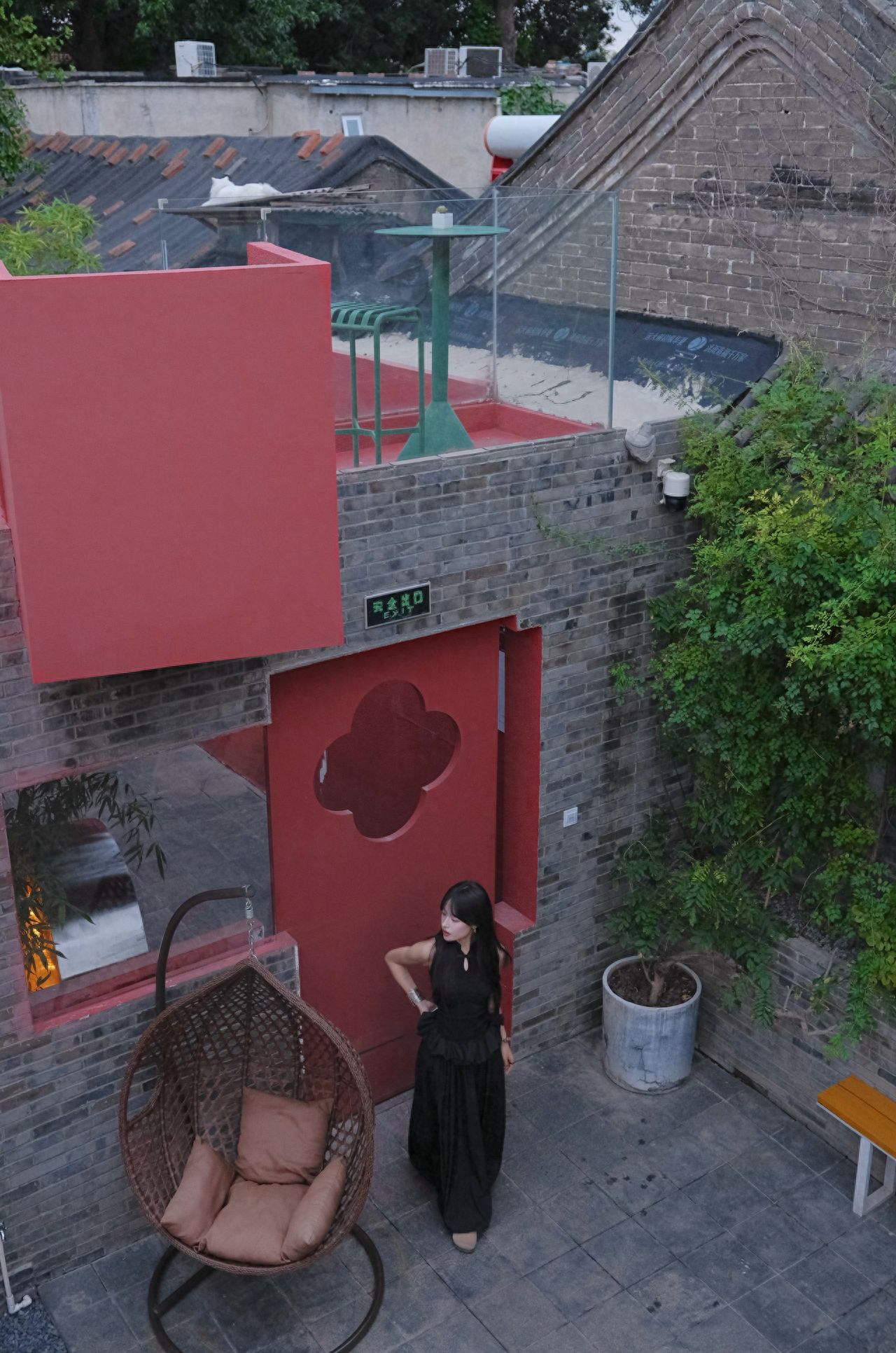 Photography Tips: The model enters through the red door next to the red stairs, while the photographer goes upstairs to the second floor via the red stairs and takes a high-angle shot. Guide the model to stay away from the red door to avoid the subject being indistinguishable in the photo.

Average Cost: ¥150 per person.

Business Hours: Monday to Friday 18:00-01:00, Saturday and Sunday 18:00-02:00.

Dress Suggestion: New Chinese Style.

Shooting Time: Around 19:30.

Photography Equipment: Fujifilm XT30II with XF18-55mm lens.