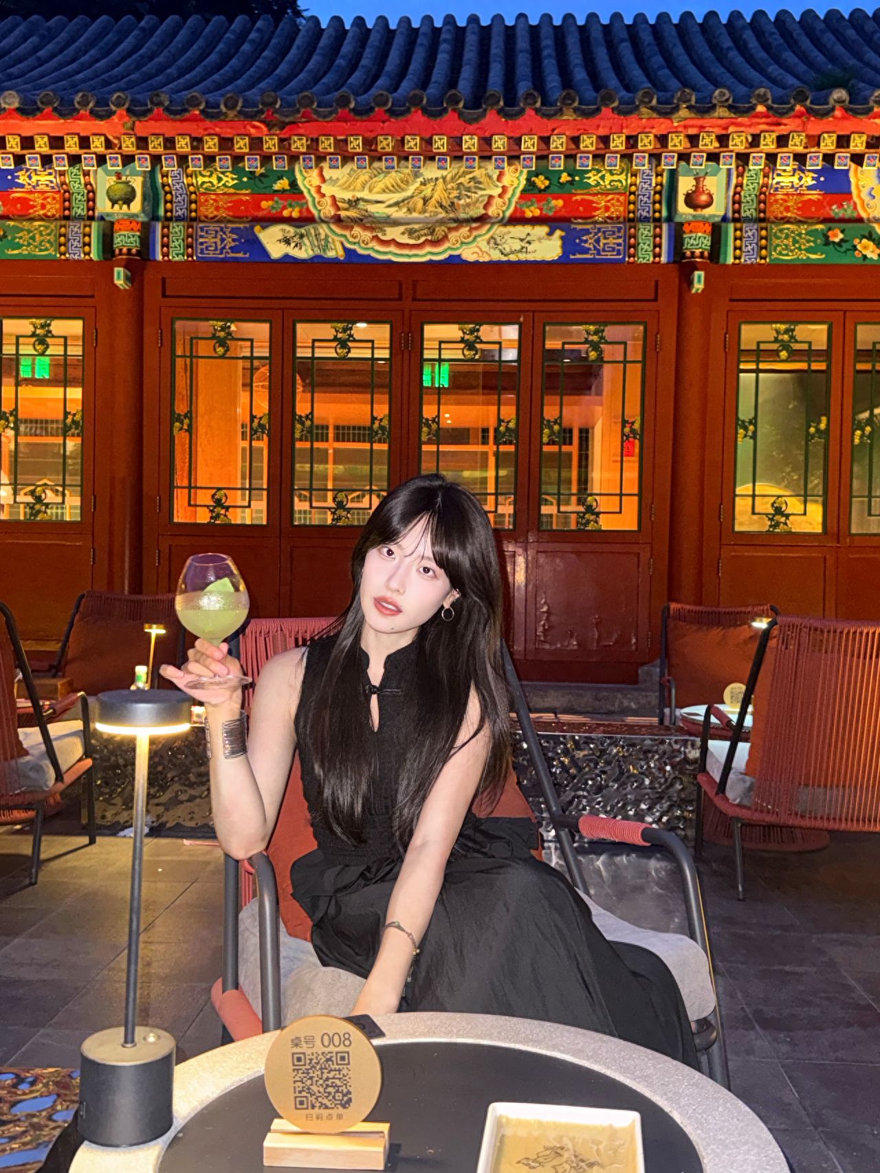 Photography Tips: For night scenes, it is recommended to shoot around 8 PM in the summer. The model should sit on the seat while the photographer stands 1 meter in front of the model, shooting at eye level with the flash on.

Average Cost: ¥150 per person.

Business Hours: Monday to Friday 6:00 PM to 1:00 AM, Saturday and Sunday 6:00 PM to 2:00 AM.

Dress Suggestion: New Chinese style.

Shooting Time: Around 8:00 PM.

Equipment Used: iPhone 16 Pro.