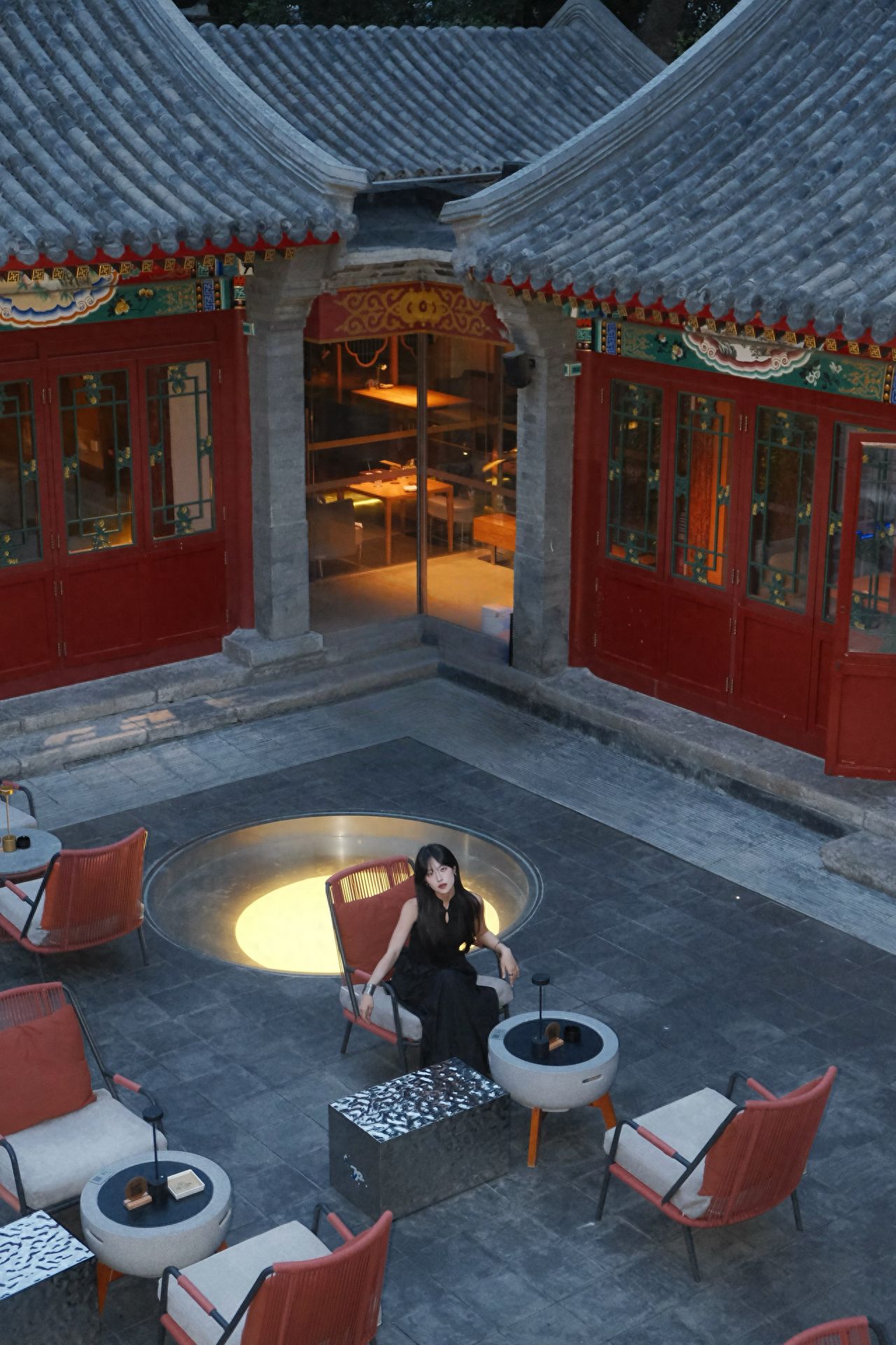 Photography Tips: The model sits on a seat in the courtyard while the photographer stands on the second-floor terrace for a high-angle shot. A lens with an equivalent focal length of 80mm is used to achieve the effect shown in the image. Longer focal length lenses can also be experimented with.
1. Average cost per person: ¥150/person.
2. Business hours: Monday to Friday 18:00-01:00 (next day), Saturday and Sunday 18:00-02:00 (next day).
3. Dressing suggestion: New Chinese style.
4. Photography time: Around 19:30.
5. Photography equipment: Fujifilm XT30II + XF18-55mm lens.