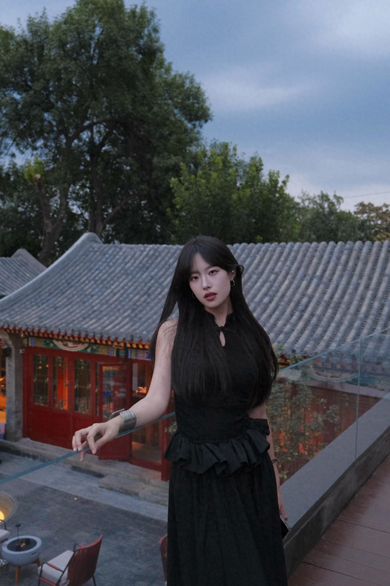 Photography Tips: The model stands near the glass terrace, while the photographer positions themselves at a 45-degree angle to the side of the model, utilizing the extension of the glass for photo composition. For a blue hour shot, consider capturing the scene around 20 minutes after sunset, so plan your time accordingly.

Average Cost: ¥150 per person.

Operating Hours: Monday to Friday 18:00-01:00, Saturday and Sunday 18:00-02:00.

Dress Suggestion: New Chinese style.

Shooting Time: Around 19:30.

Shooting Equipment: Fujifilm XT30II with XF18-55mm lens.