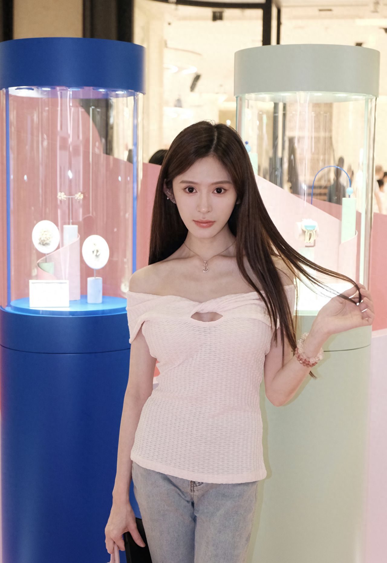 Photo by Van Cleef & Arpels Experience Space at Wangfujing - Blue-Green Display Case