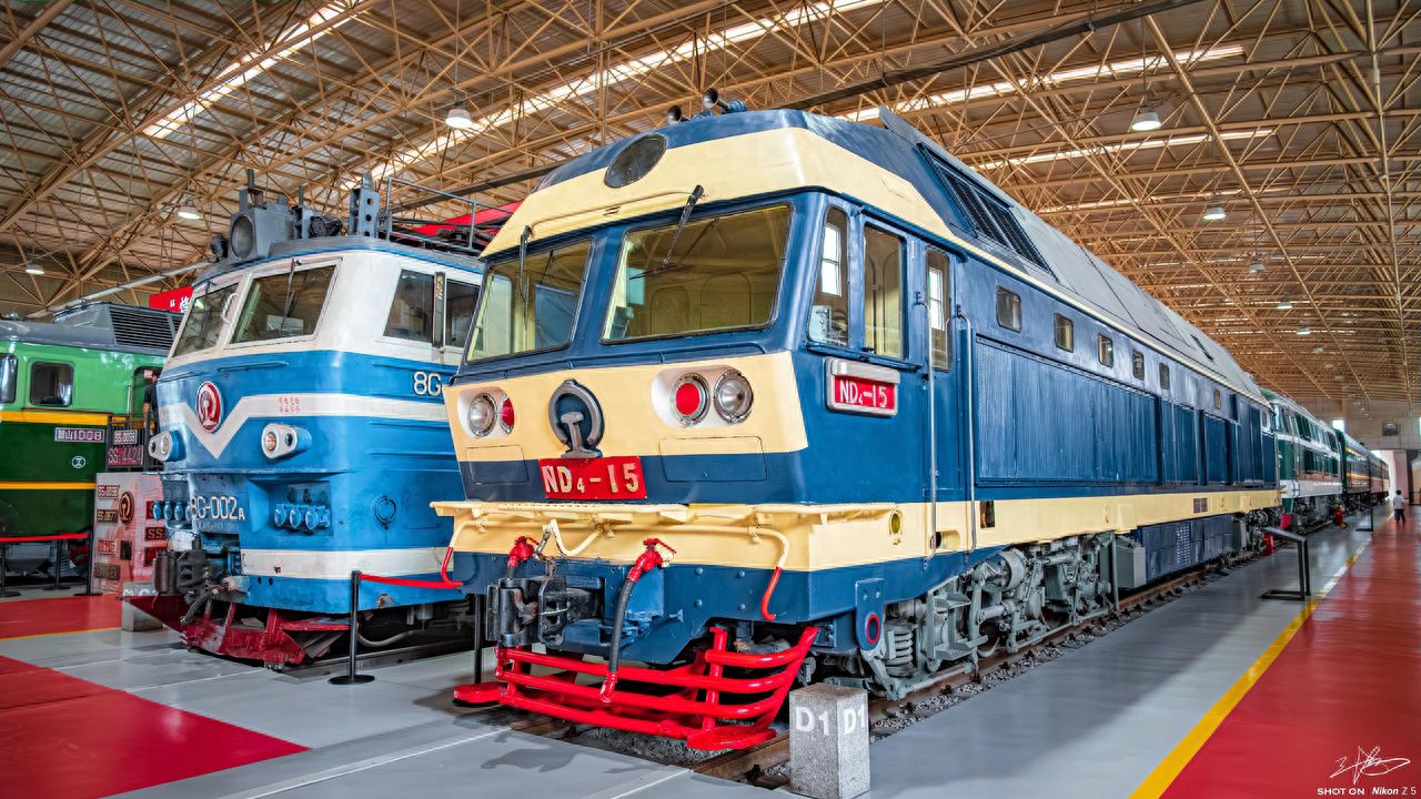 Photo by China Railway Museum - Blue Locomotive