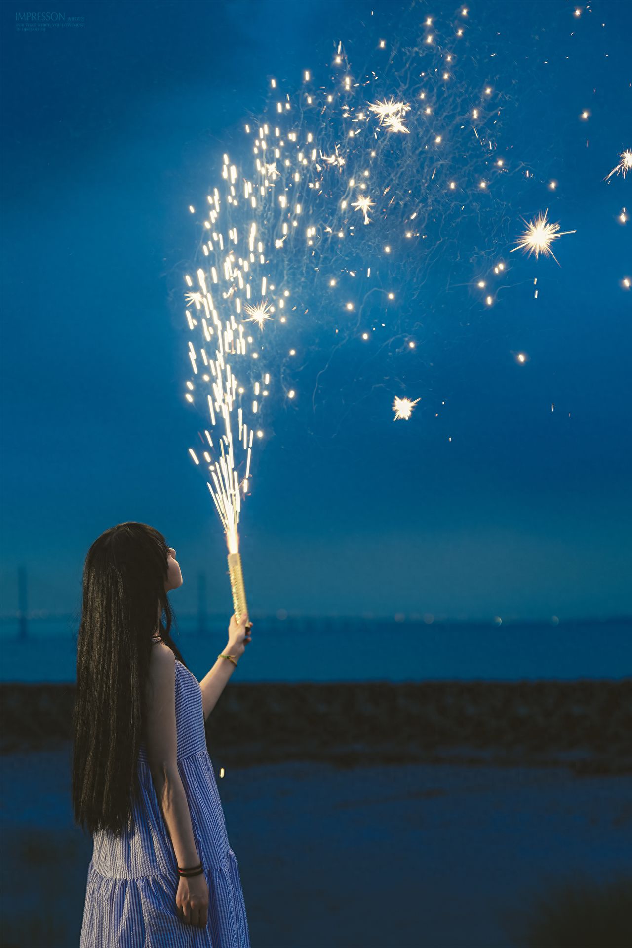 The photographer stands in front of the model at a side angle, capturing the shot at eye level. Using the rule of thirds, the model is positioned at the bottom one-third of the frame, while fireworks occupy the top two-thirds, highlighting the splendor of the fireworks and their interaction with the model.

Additional tips:
①The dam has no railing and is windy; be cautious when taking photos, especially during high tide.
②Wear comfortable shoes as the seaside terrain is uneven and can be slippery.
③Preserve the environment by not littering.