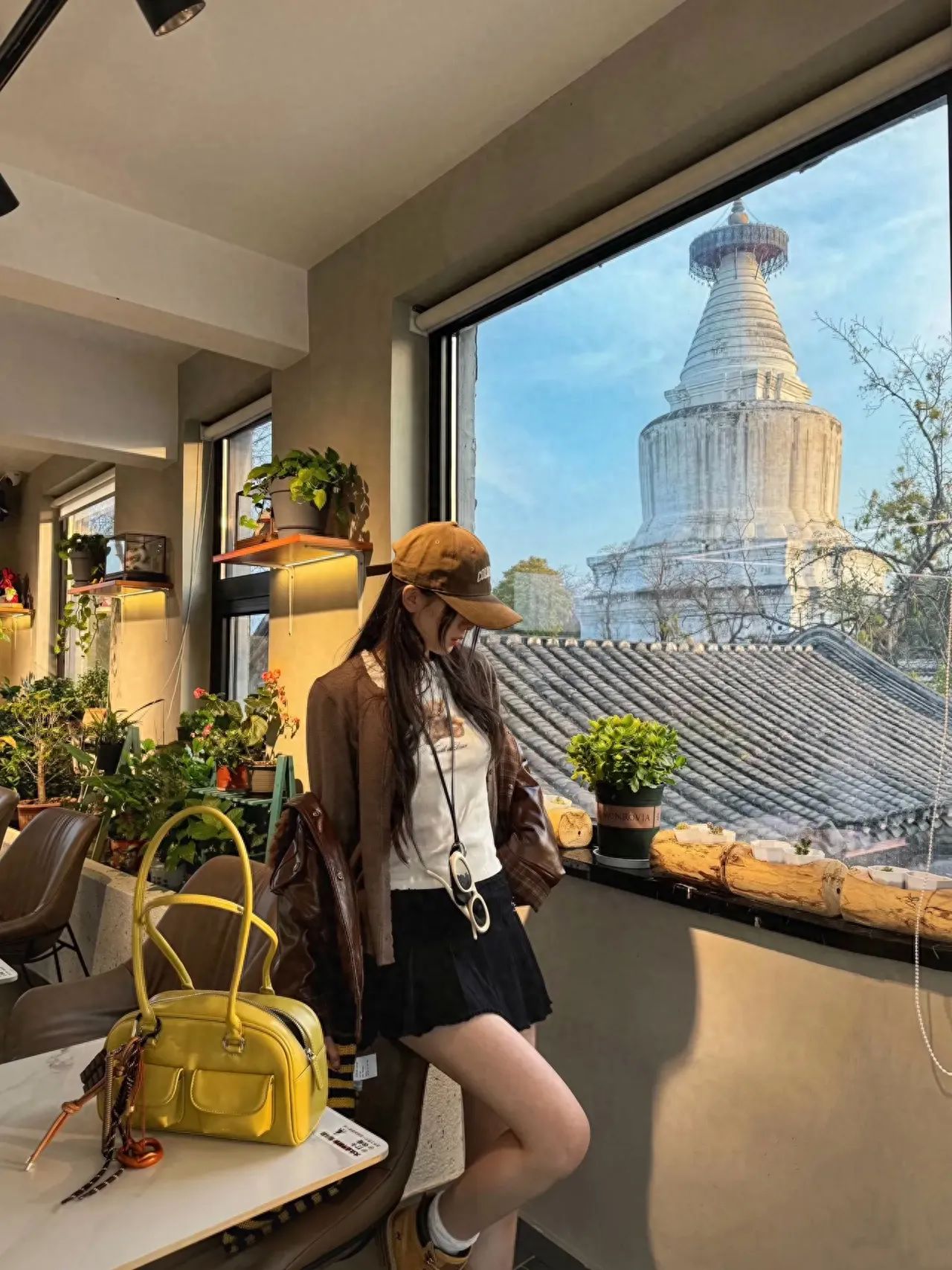 Photo by Bai Ta Si - in front of POLONIO's window