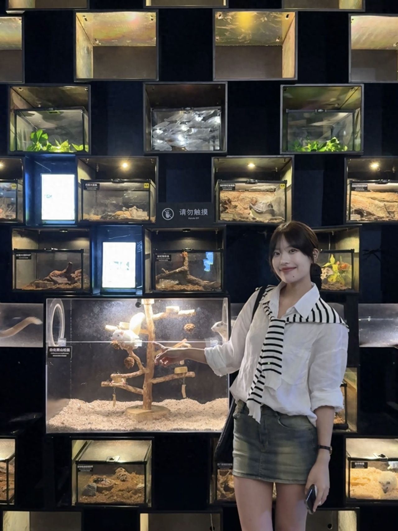 Photo by Pacific Ocean Underwater World Expo - Animal Exhibit Wall