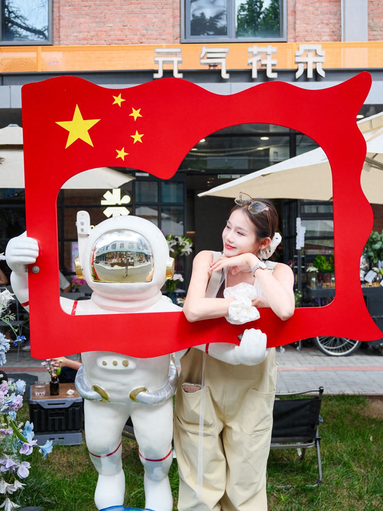 Photo by Beijing Satellite Manufacturing Factory Science and Technology Park - Astronaut Red Flag Check-in Device