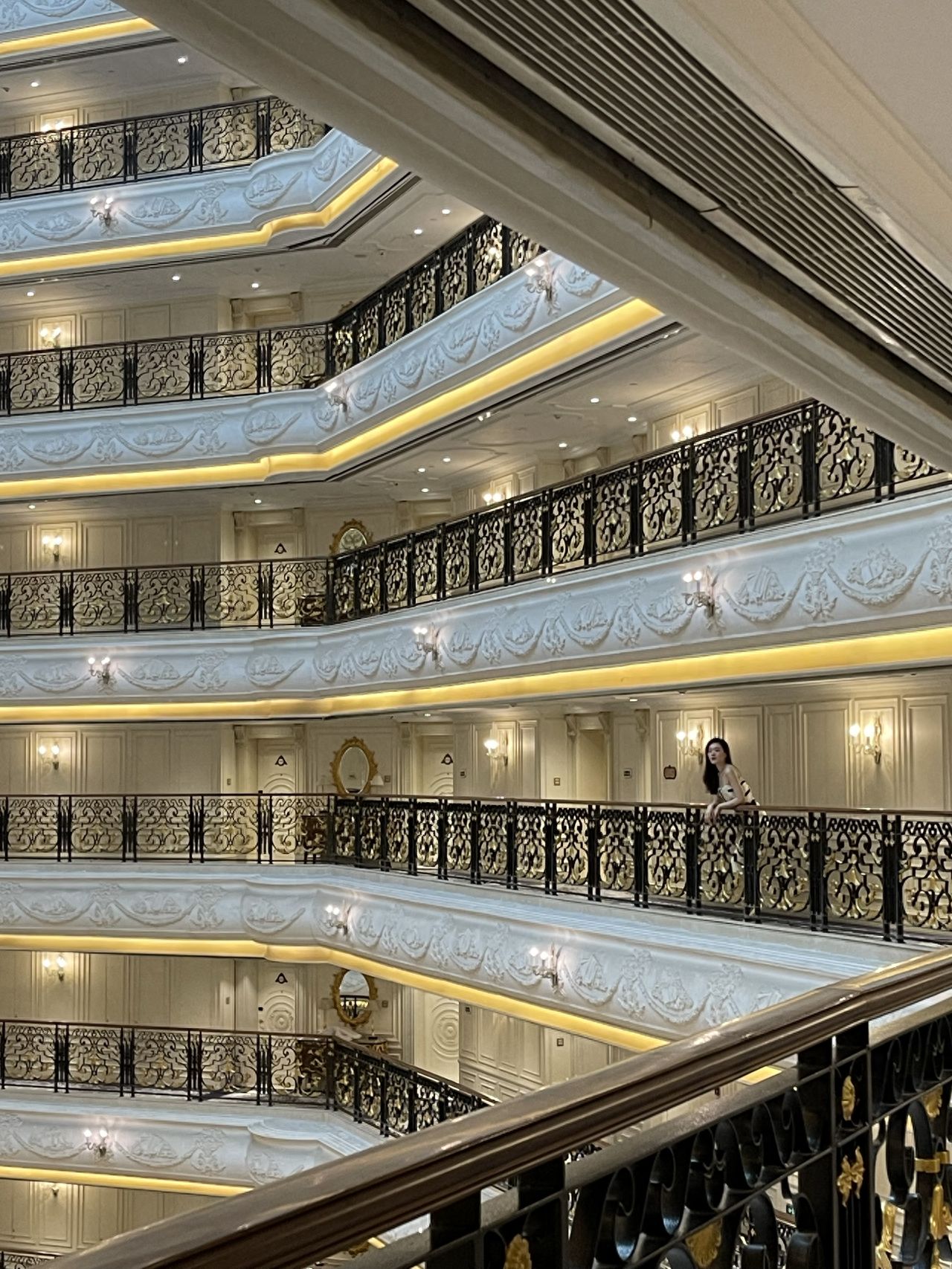 The model stands by the railing, and the photographer uses a foreground composition to shoot, placing the model at the right third-line position in the frame.
Travel tips: There are plenty of ground parking spaces at the hotel entrance, and the parking fee is $16 per hour.