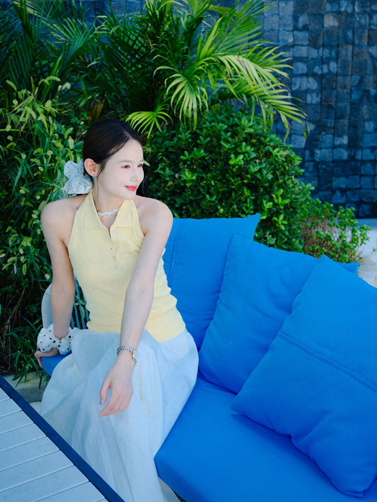 Photo by Huashan Garden - Sofa in Front of the Monstera Deliciosa