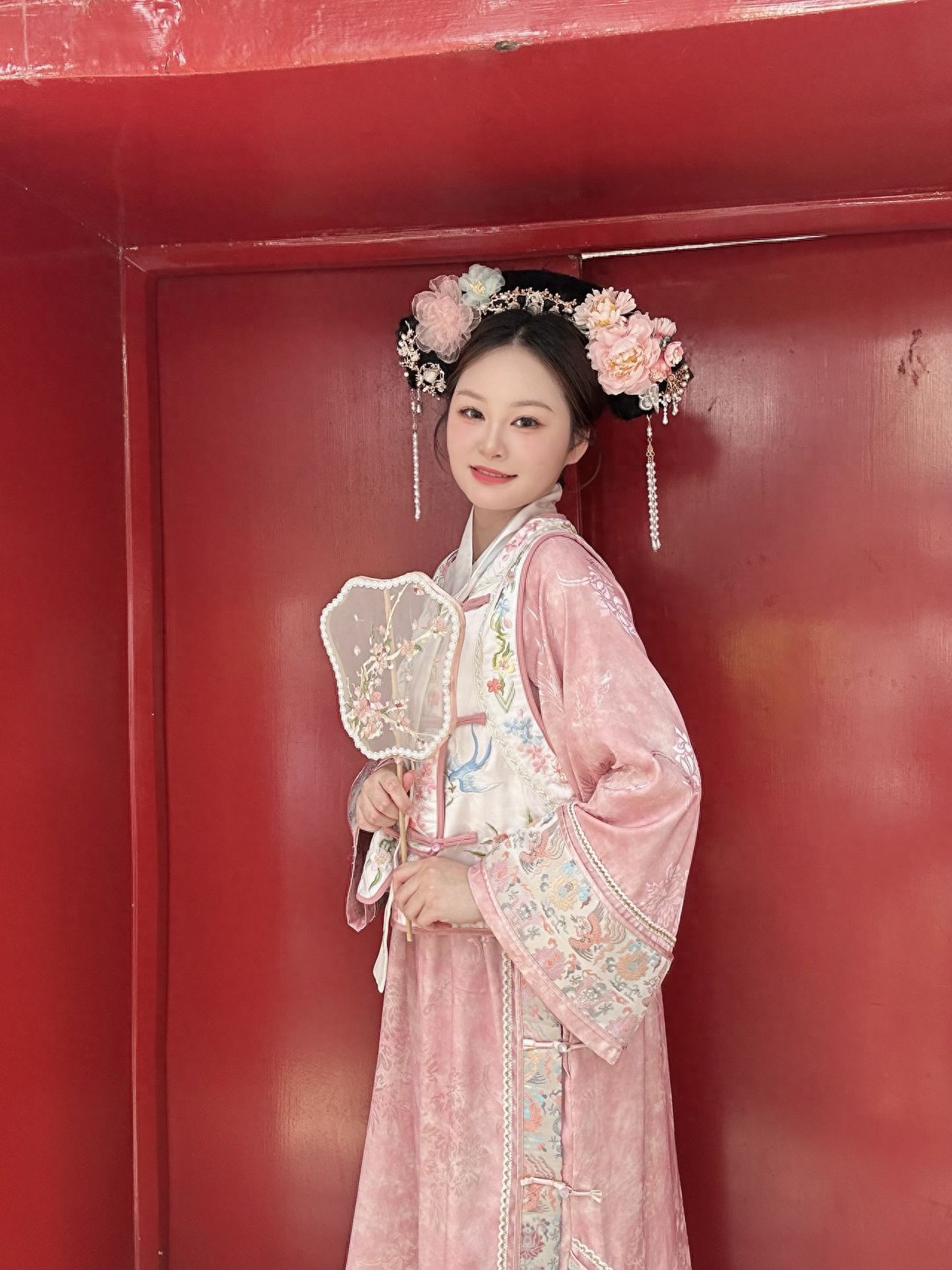 Use a centered composition with the model in the middle of the frame to draw the viewer's attention and highlight the subject. The photographer stands slightly in front of the model, shooting from a frontal angle, capturing the red wall and door frame to enhance the ancient atmosphere. 1. Dressing suggestion: You can try ancient-style clothing for a more atmospheric photo. 2. Other tips: ① Try to enter the park after 8:30 am or after 1:00 pm to avoid peak times; ② The Forbidden City is closed on Mondays, so don't show up without prior reservation.