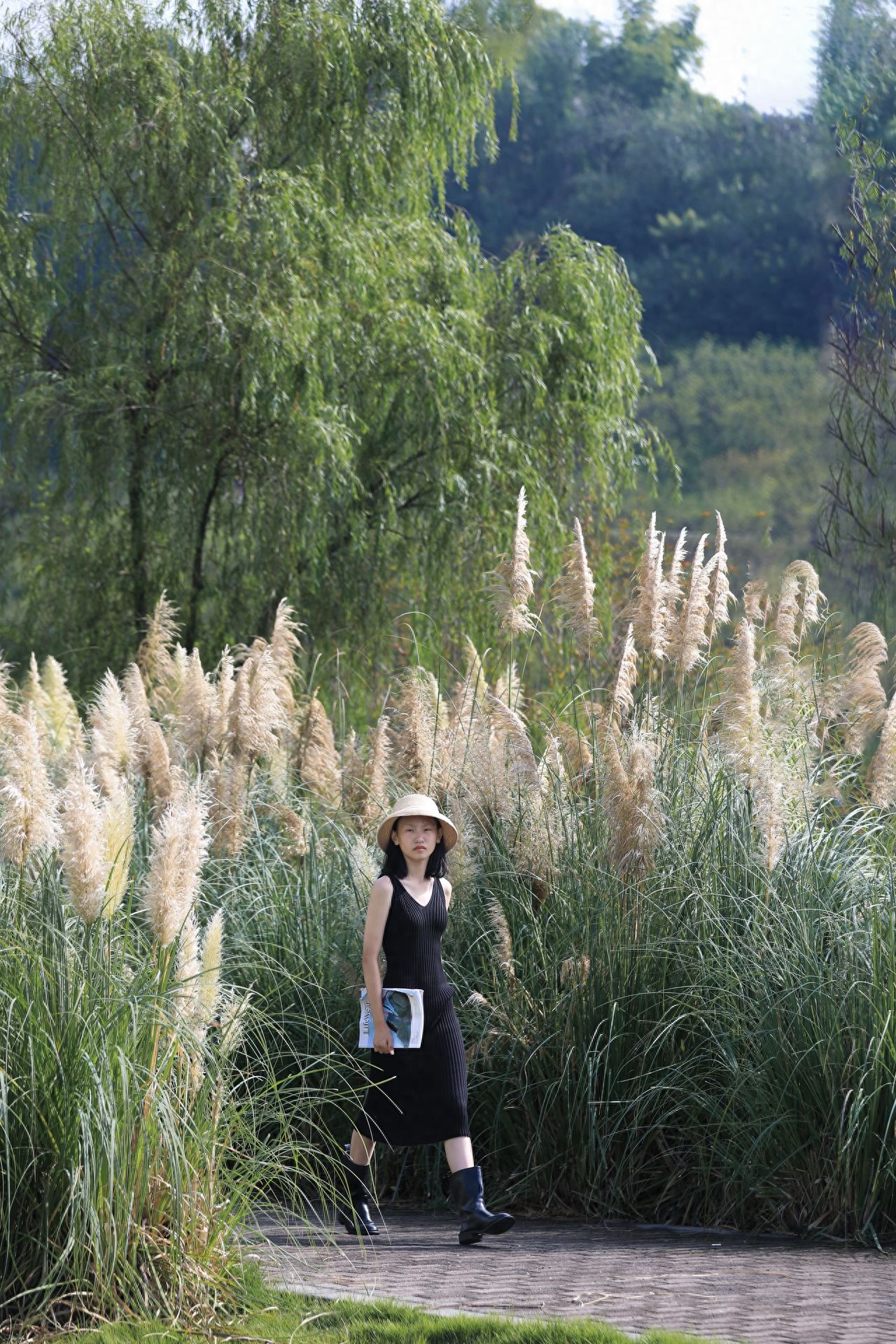 The model walks naturally on the reed path, with the photographer in front of the model, using a medium telephoto lens to capture the model, reeds, path, trees, etc., in the frame, with the model positioned at the bottom of the image.

Travel Tips: Admission is free.