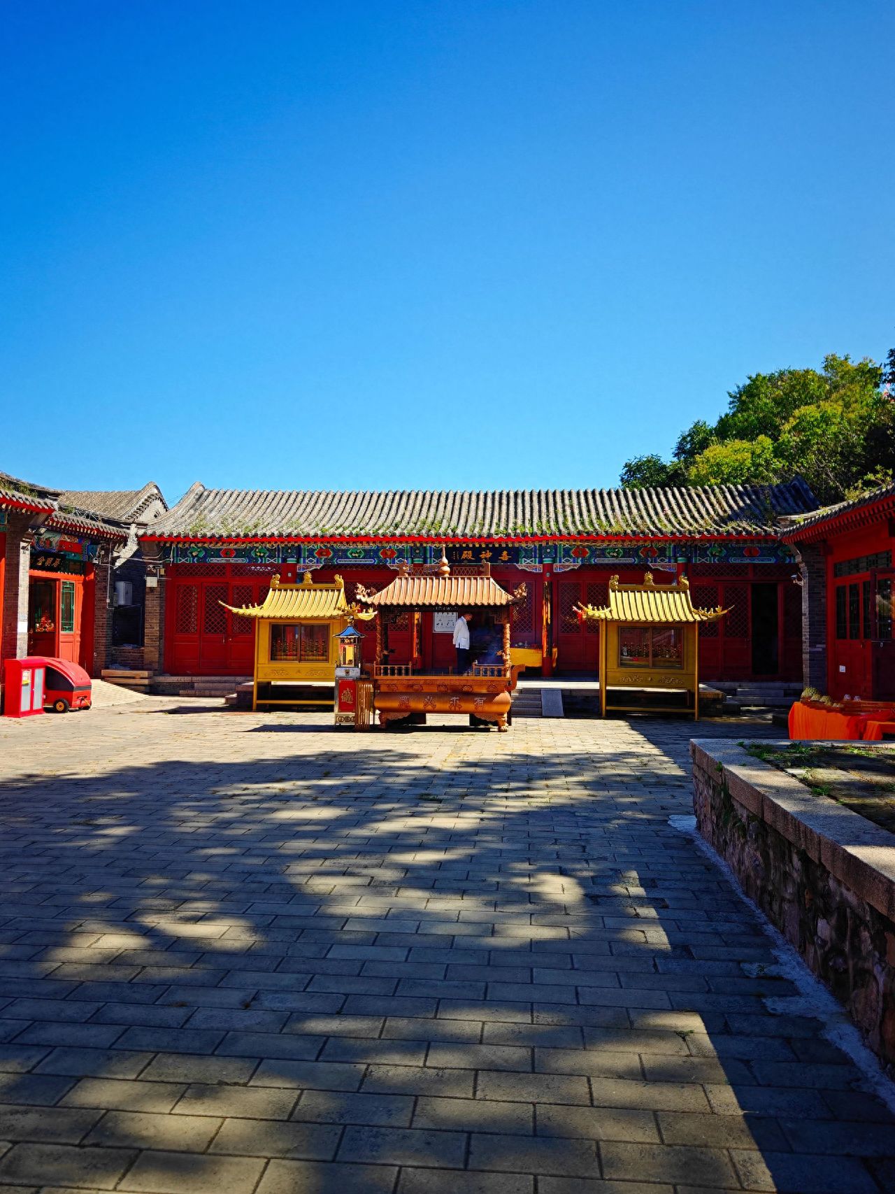 Miaofeng Mountain Scenic Area - Xi Shen Hall — photo spot in Miaofengshan Rose Terrace Viewing Platform  , China