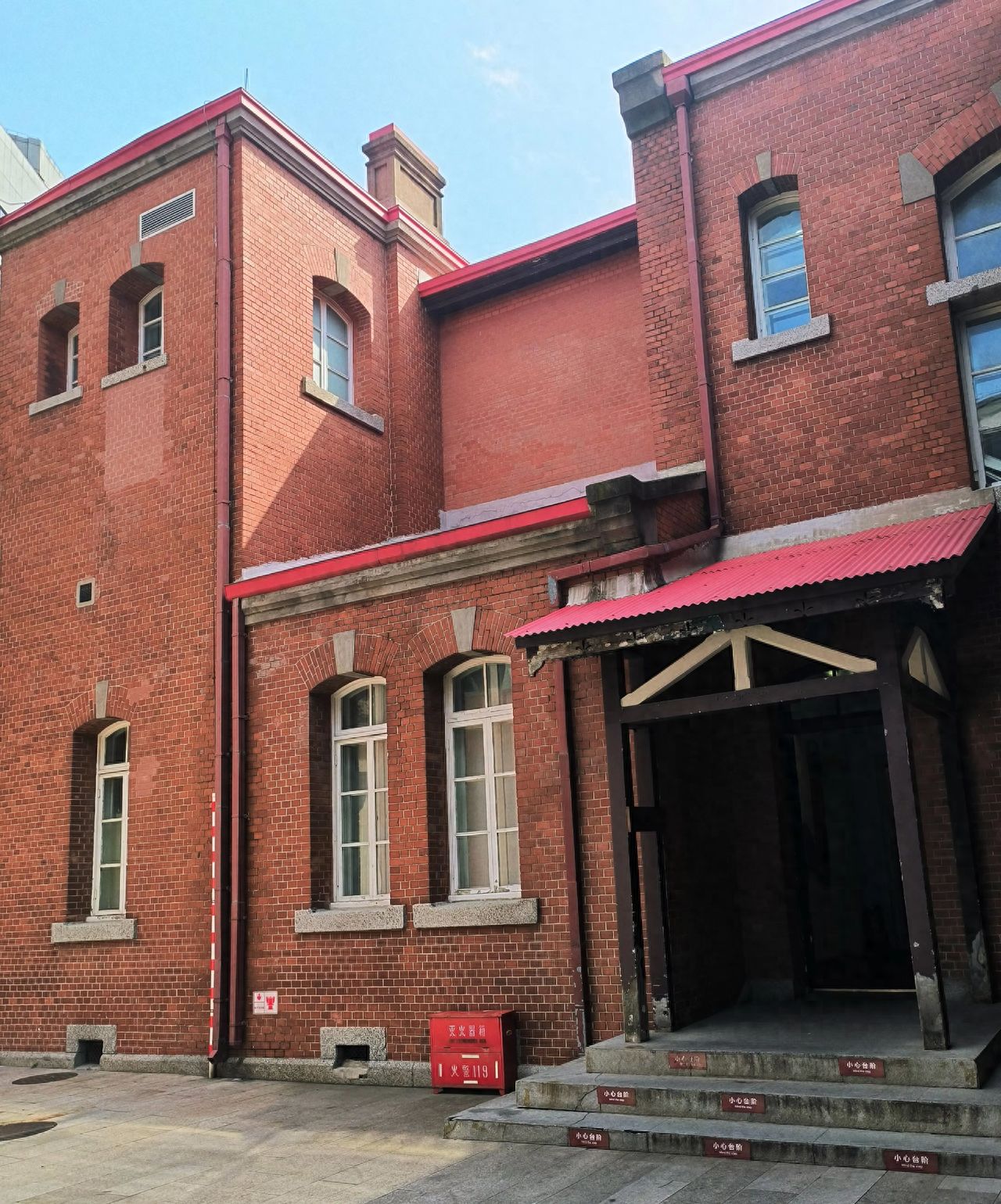 Photographer suggests using a low-angle shot; recommends central composition, placing the red brick building (including the right entrance, red awning, arched windows, and red roof) in the center of the frame to ensure the integrity of the architecture; advises using a standard lens to highlight the texture of the red bricks and the color contrast with the red roof, preserving architectural details.

Admission Price: Free.