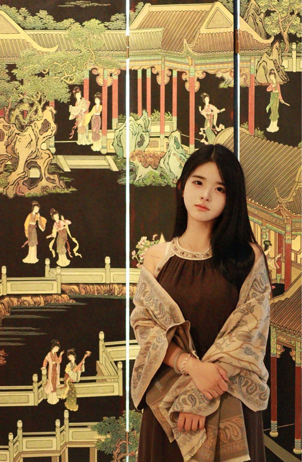 Photo by China National Arts and Crafts Museum - Taking a photo with ancient scene screens