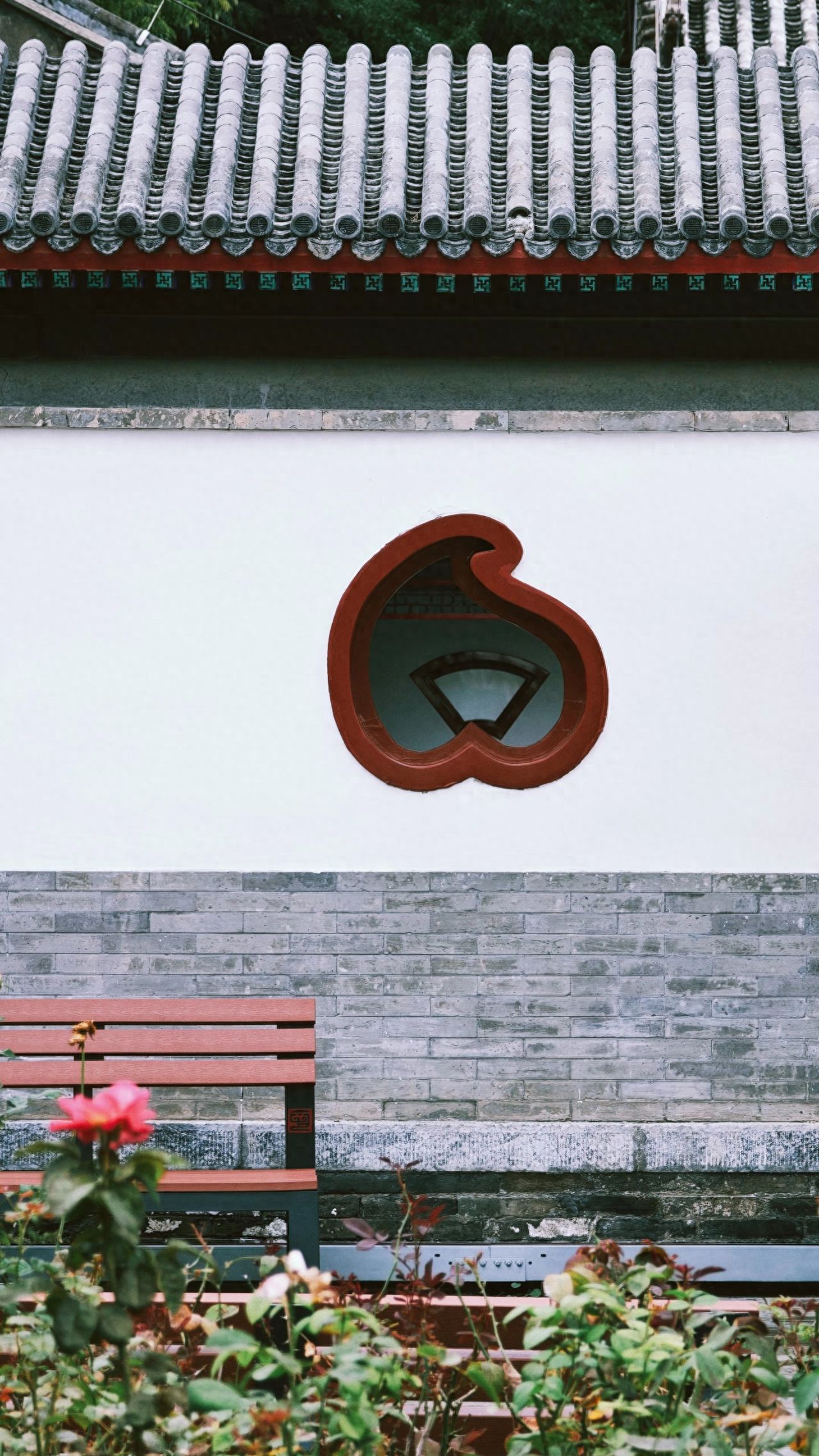 Photo by Beijing Wanshou Temple - Shooting peach-shaped windows and benches