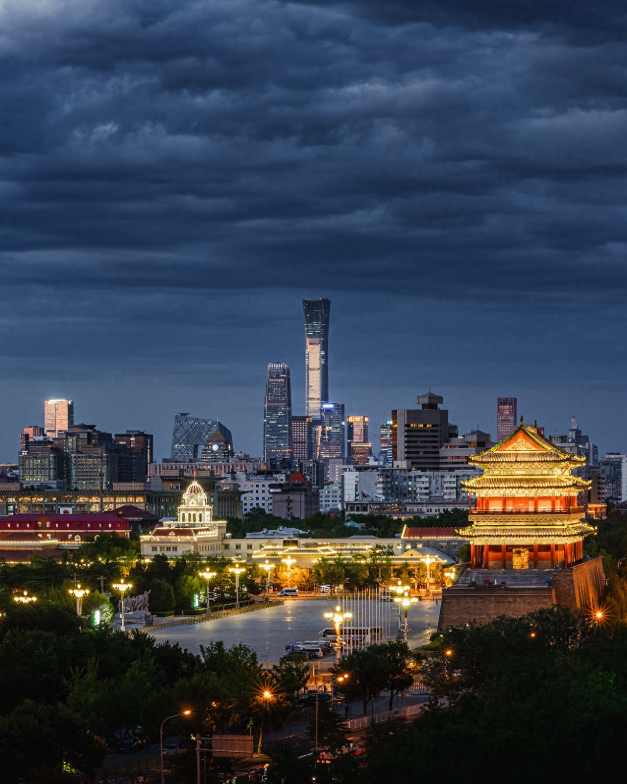 Photo by Zhengyang Gate - China尊 and the Night View of Zhengyang Gate in the Same Frame