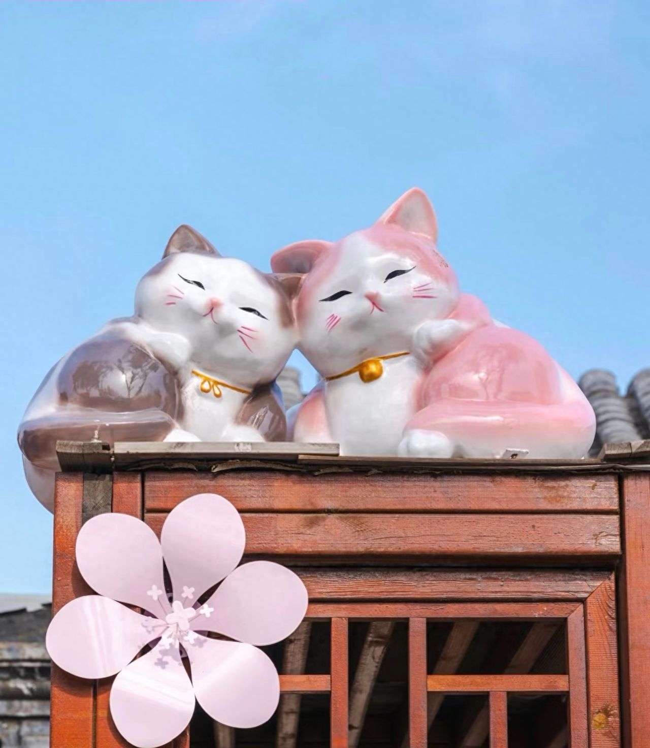 Photo by Romantic Hutong - Rooftop Maneki-neko Sculpture and Flower-patterned Windows