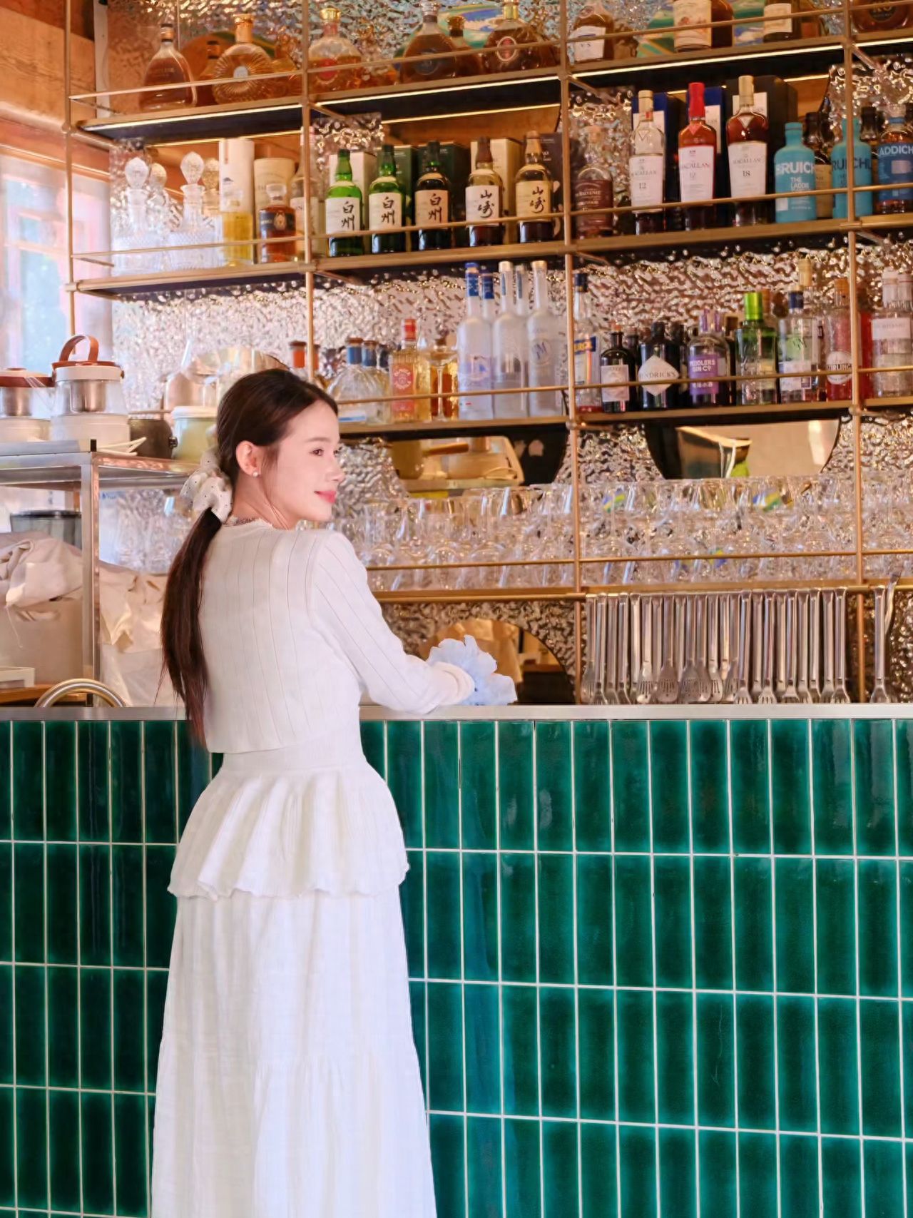 The model stands in front of the bar counter, with the photographer positioned directly in front of the model, approximately 4 meters away, using the wine cabinet as the background for a frontal shot.
①Photography Pose: The model faces the bar counter directly, rests both hands on it, and looks to the side.
②Travel Advice: The place serves as a restaurant during the day and transforms into a bar at night, with the terrace closing after 18:00.