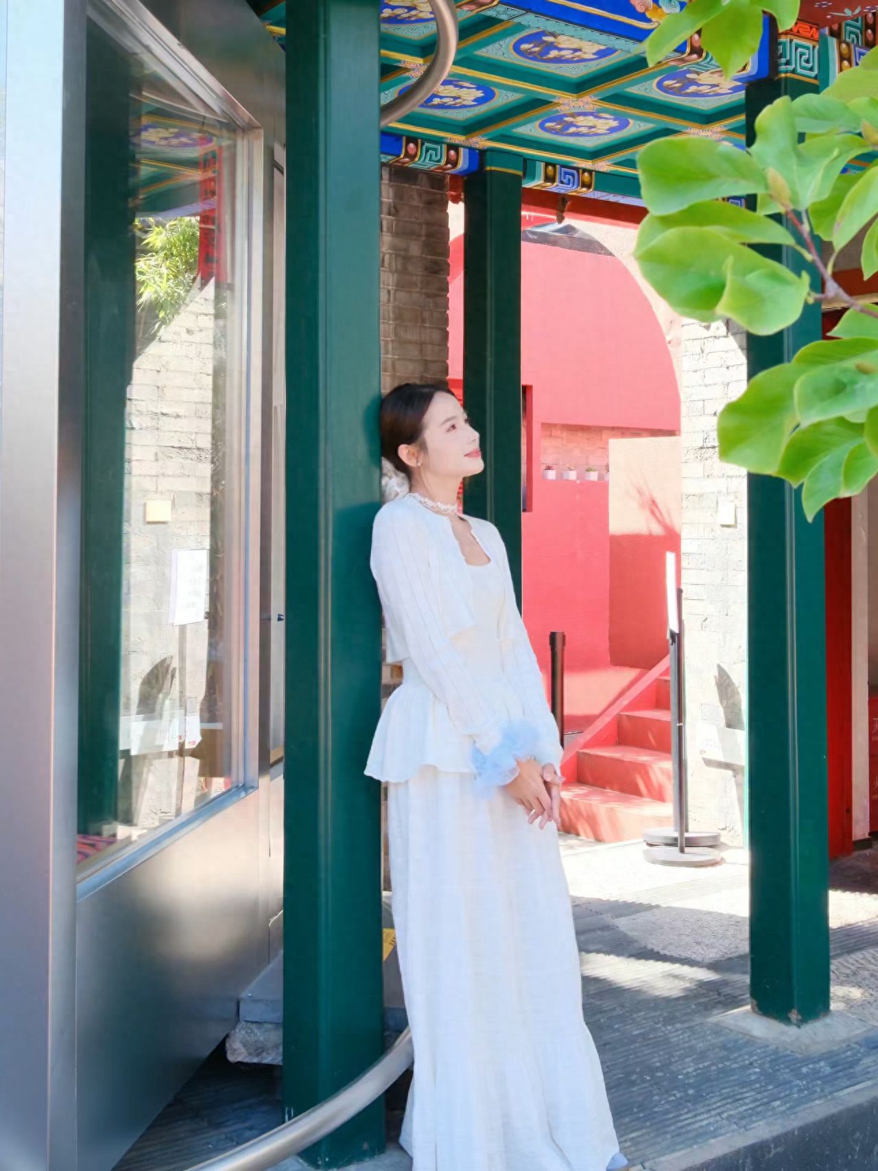The model stands next to the pillar, and the photographer stands diagonally in front of the model, about 4 meters away, with the green corridor as the background, shooting in a slight profile.

1. Posing suggestion: The model leans against the pillar with hands clasped in front, and the head is slightly raised.

2. Travel advice: It's a restaurant during the day and a bar at night; the terrace is closed after 18:00.