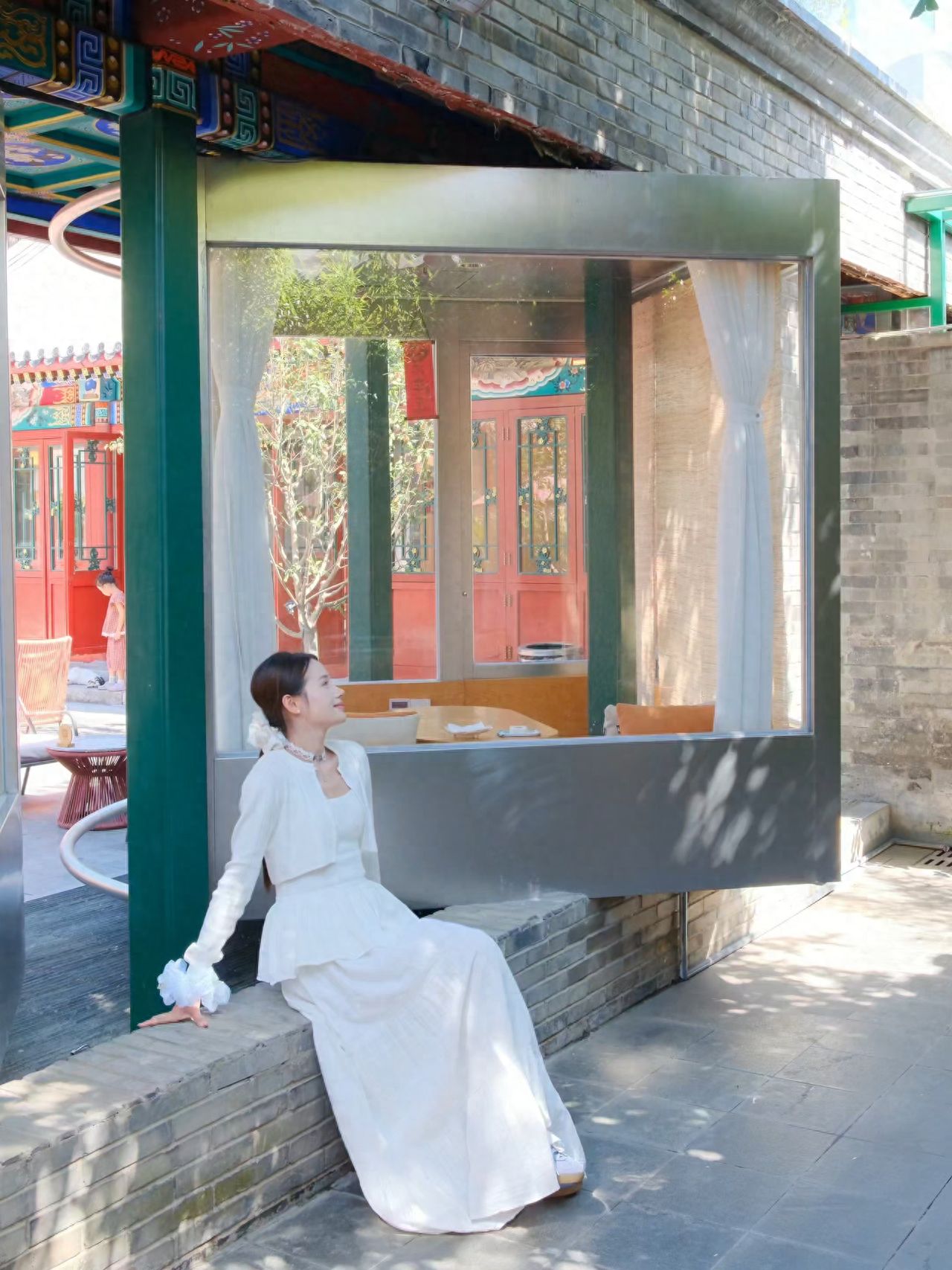 The model stands on the stone railing, with the photographer positioned slightly in front and to the side of the model, about 5 meters away, using the glass door as a backdrop for a side shot.
①Photo pose: The model sits on the stone railing, with arms spread and resting on either side of the body, and looks up slightly.
②Travel tip: It's a restaurant during the day and turns into a bar at night, with the terrace closed after 18:00.