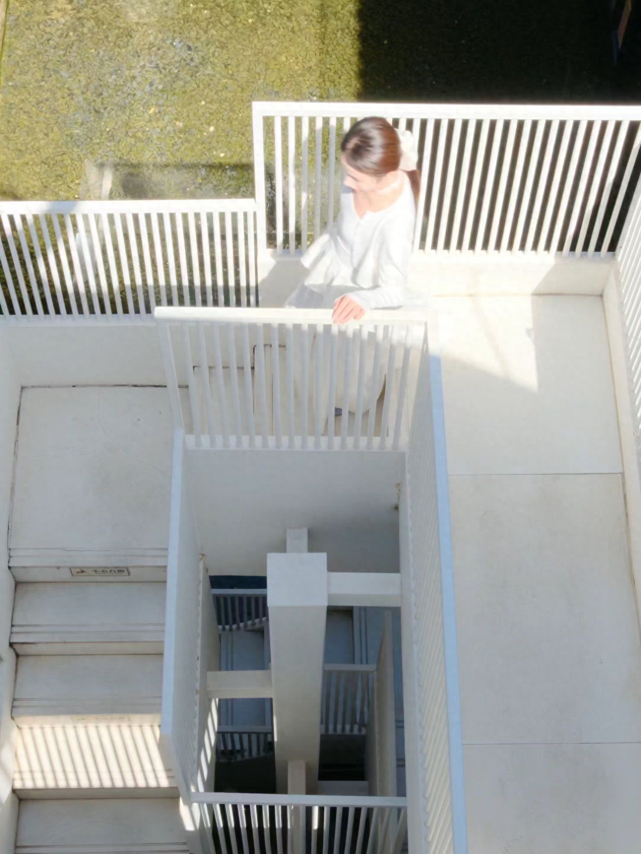 The model stands on the staircase while the photographer stands on the terrace directly above the model, about 8 meters away, with the spiral staircase as the backdrop, shooting from a high angle.

1. Photography pose: Capture the model as they descend the stairs.
2. Travel advice: The venue is a restaurant during the day and a bar at night, and the terrace is closed after 18:00.