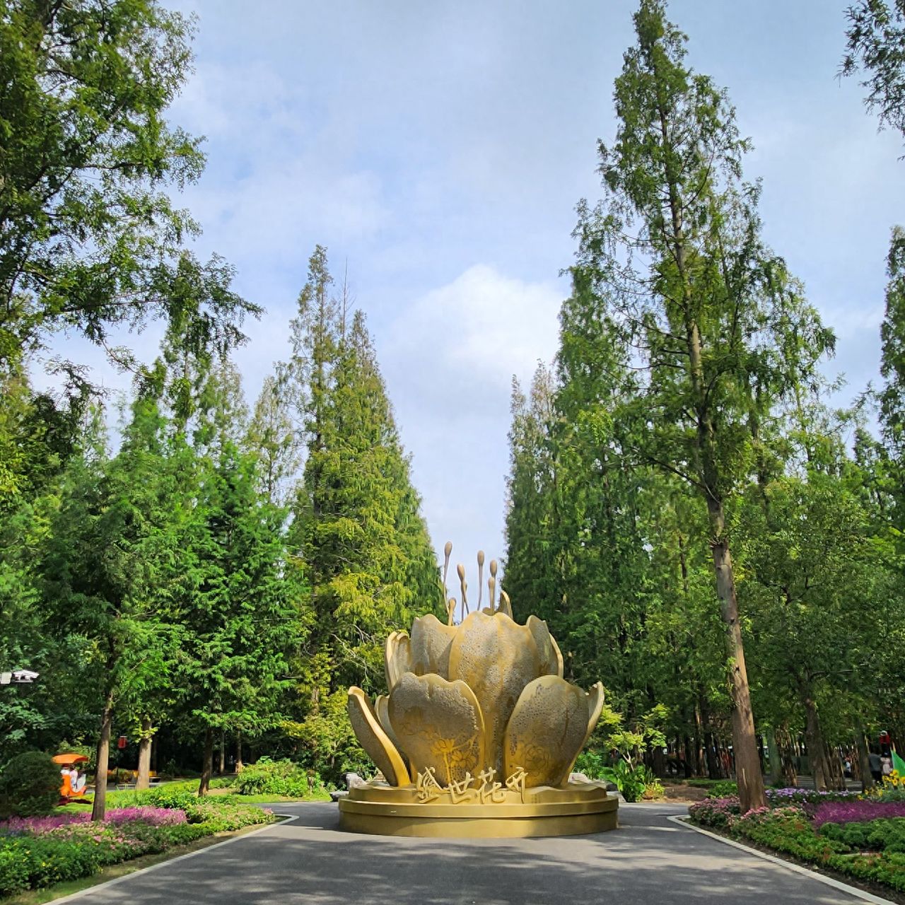 Photo by Dongping National Forest Park – Golden Flower Sculpture & Trees Photo Spot  