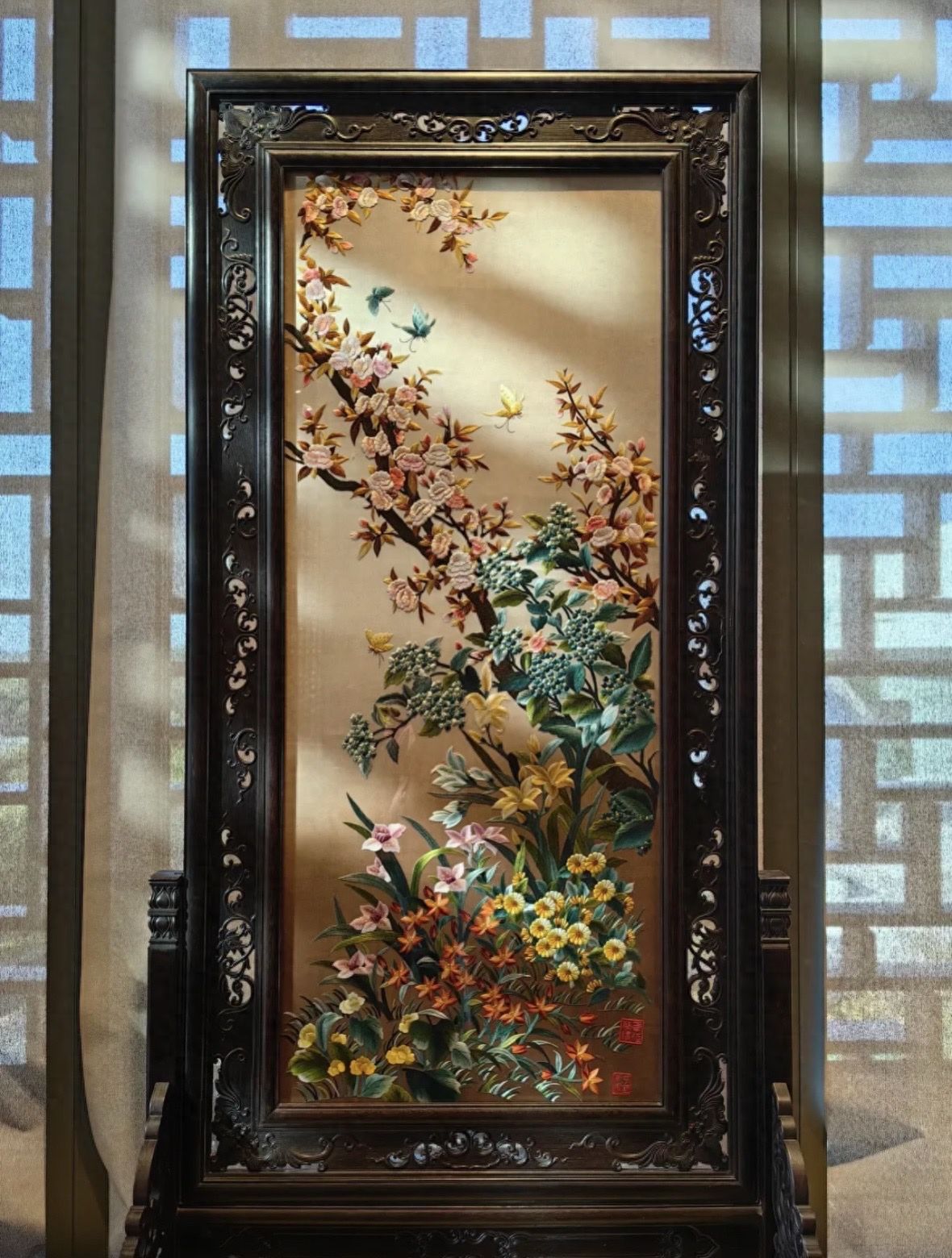 Photo by China National Arts and Crafts Museum - Embroidered Screen Exhibition