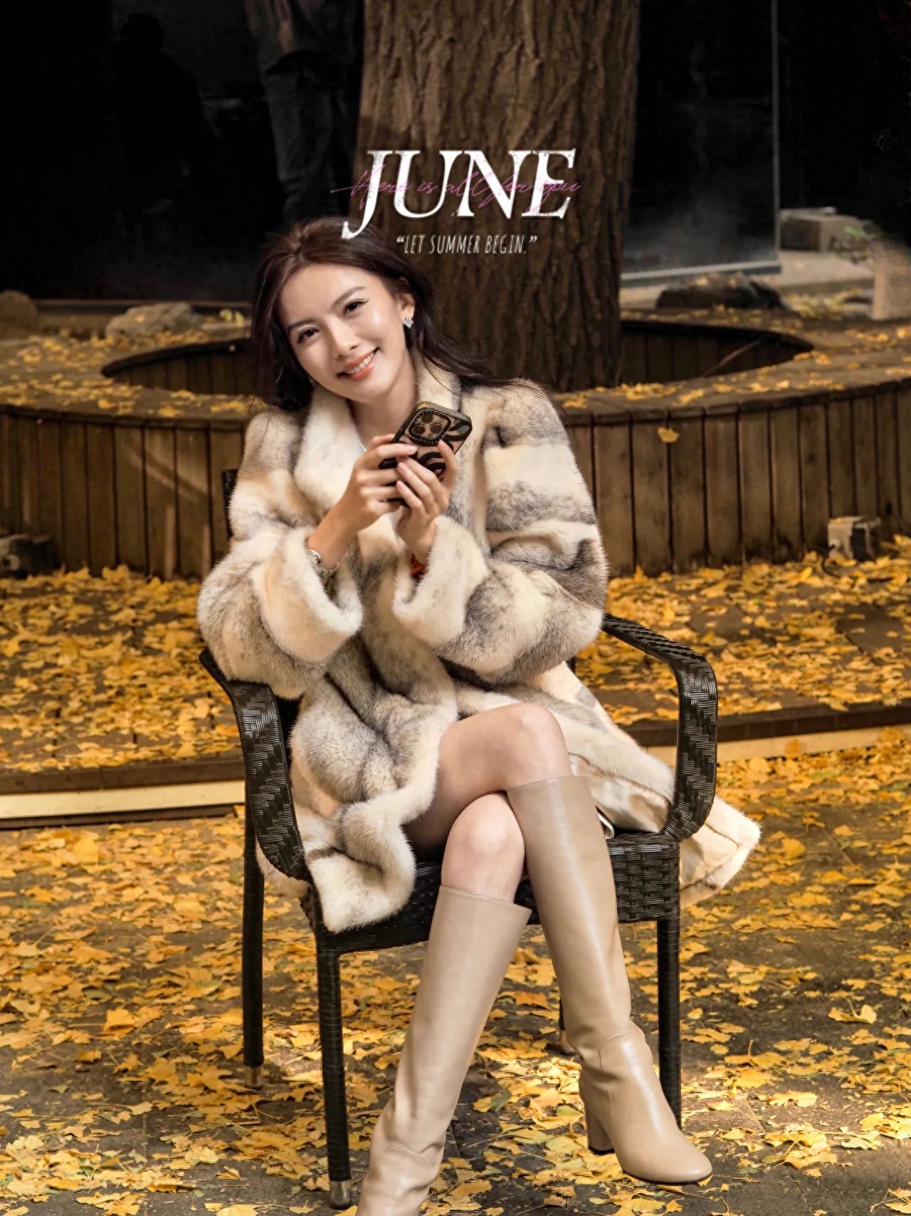 1. Perspective Position: The photographer stands at a certain distance from the model and takes the shot from an eye-level view.
2. Framing Composition: Utilize central composition by placing the subject in the middle of the frame.
3. Lens Recommendation: Use a standard lens for the shot.
Additional Tip: Avoid the morning when there are the most people and the light is best. The crowd is relatively smaller before 4 PM in the afternoon.