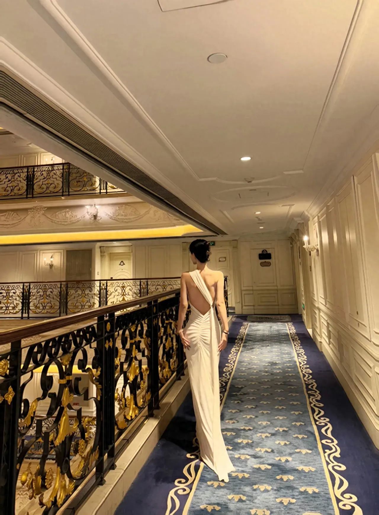 1. Perspective: The photographer stands a certain distance behind the subject, using a combination of bird's-eye and eye-level angles.

2. Framing: The carpet patterns on the floor of the corridor and the railings on both sides form clear guiding lines that lead the viewer's gaze into the distance.

3. Lens suggestion: Using a wide-angle lens can capture a broader space, showcasing the entire corridor and its rich decorative details.

1. Attire suggestion: A white dress matches perfectly with the staircase; you can wear a skirt. The indoor heating is sufficient, so there's no need to worry about the temperature.

2. Other tips: You can take photos as soon as you enter the hotel lobby without making a purchase, but be mindful not to disrupt the hotel's normal operations, and try to avoid using flash photography.