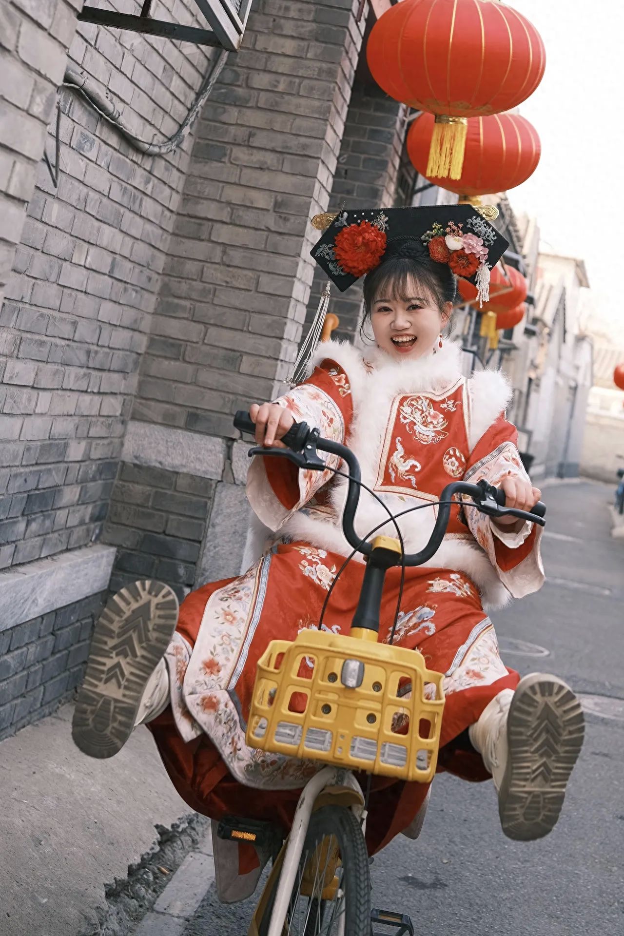 Photo by Dàjīnsī Hútòng - On an electric scooter