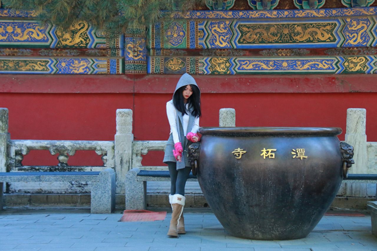 Photo by Tanzhe Temple - Take a photo with the inscribed large jars and red walls.