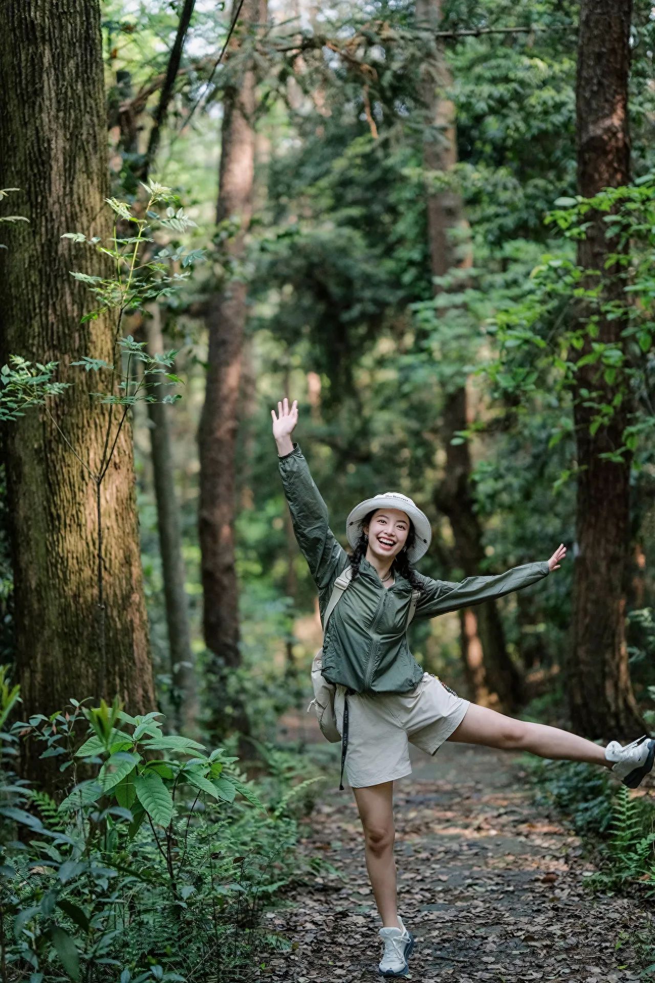 1. Positioning Perspective: The model stands in the middle of the walkway, while the photographer stands slightly lower, taking a frontal flat shot with the camera tilted slightly upward to emphasize the lush green background and the model's movements.

2. Composition Method: Employ a leading line composition, with the curved lines of the walkway guiding the viewer's gaze deeper into the image, and place the model in the center-right of the frame using the rule of thirds.

3. Lens Focal Length: Use a 50mm lens to compress the sense of space and highlight the subject and background layers.

1. Travel Tips: The ticket price is 12 yuan.

2. Additional Experiences: There is a parking lot at the Sanhua Stone Visitor Center, which is about 7 kilometers from the entrance of the scenic area and about 4 kilometers from Dai Lake. During holidays, it is required to make a reservation to enter the mountain from the Sanhua Stone entrance, and cars can be driven all the way to the entrance of the scenic area, but parking at the entrance is not convenient.
