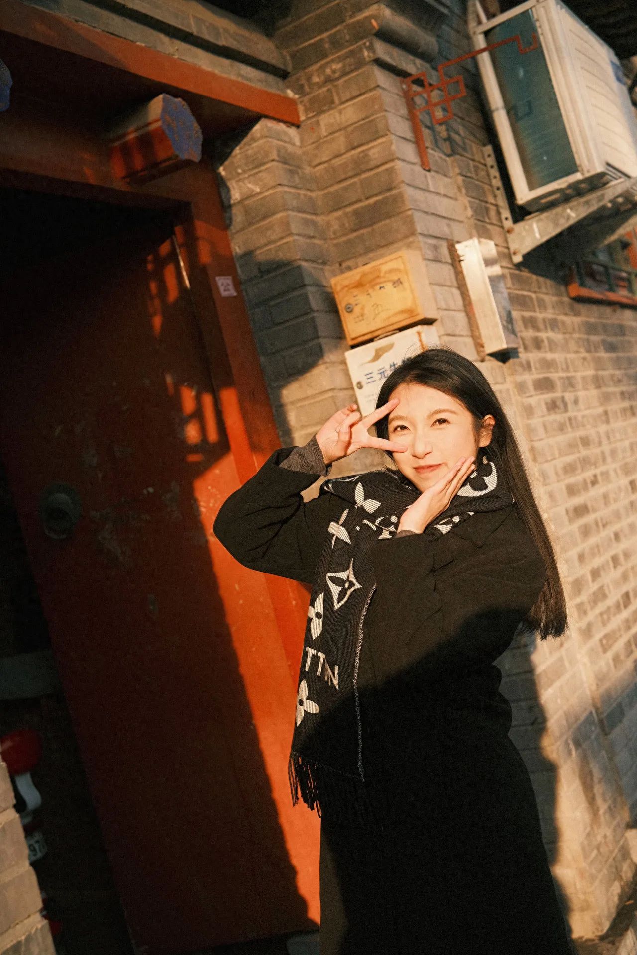 Dà Jīnsī Hútòng - in front of the Red Gate — photo spot in Dajin Si Hutong  , China