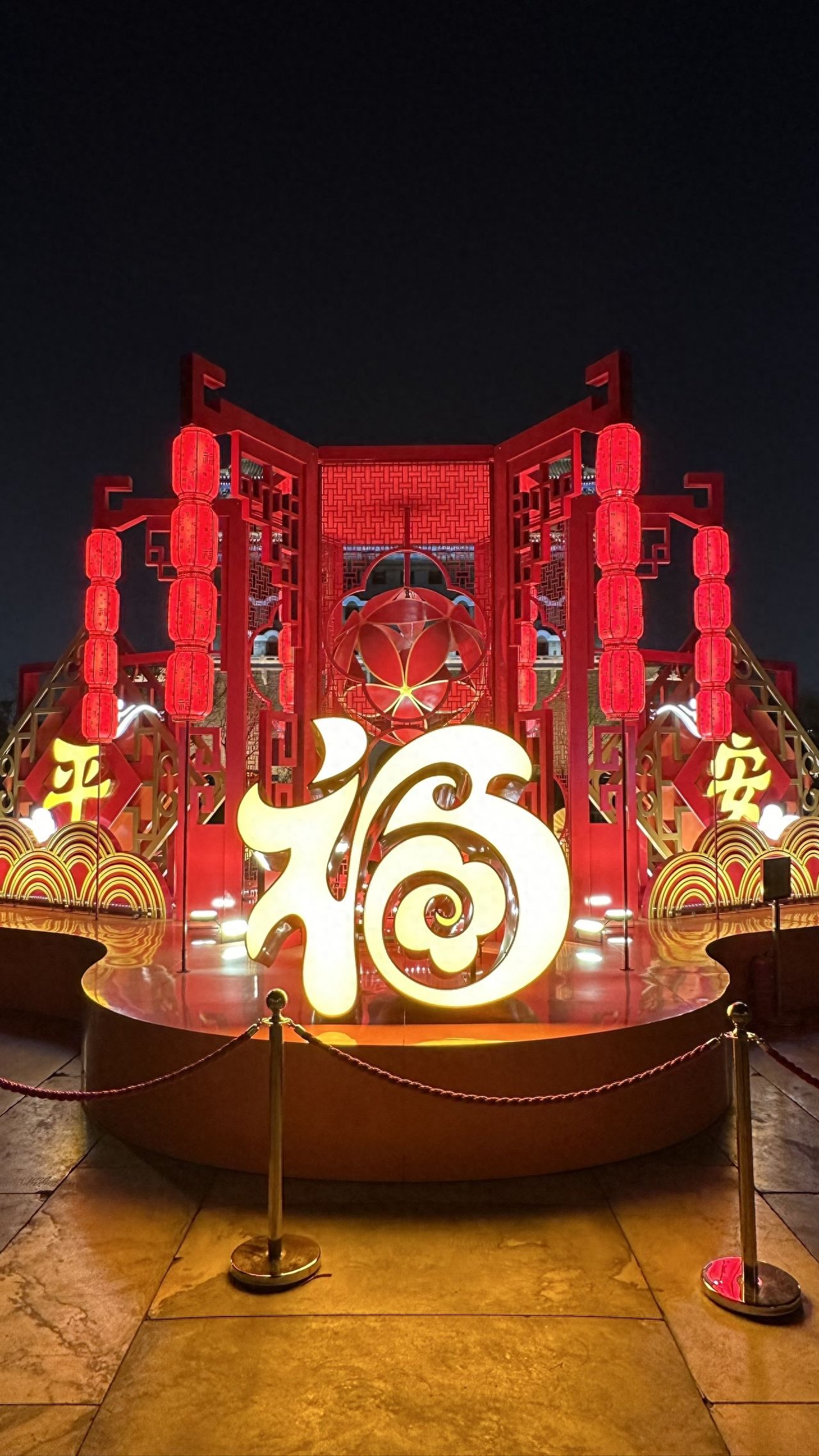 1. Angle of shooting: The photographer takes a frontal shot in front of the lanterns.
2. Composition technique: Use symmetrical composition to place the lanterns symmetrically in the frame during the shoot.
3. Lens recommendation: A standard lens is recommended.