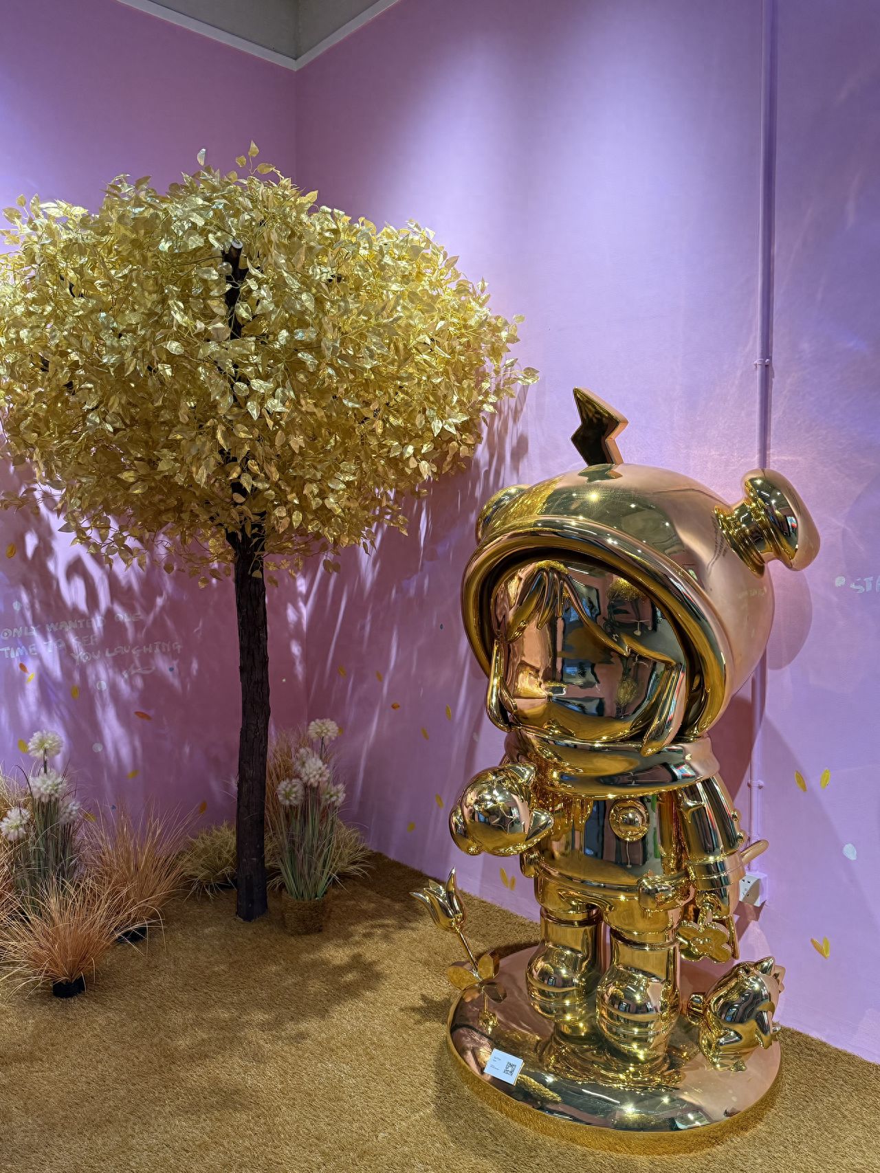 Photo by NUTTSH ART - Golden Statuette