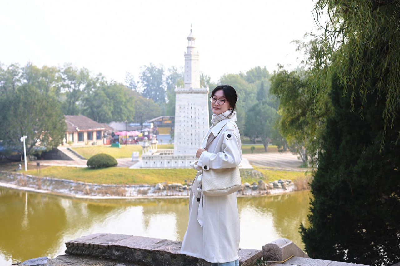 Photo by World Park - Take a photo with the pool and the White Pagoda architecture.