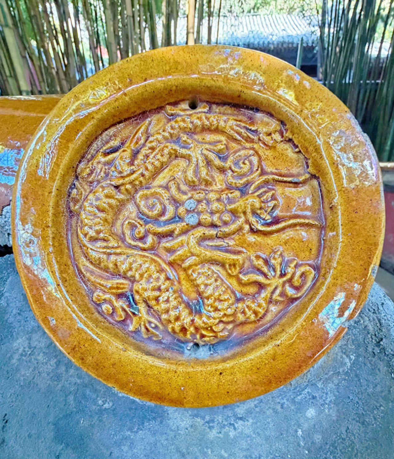 Photo by Tan Zhe Temple - Yellow Dragon-shaped Relief Stoneware under the Eaves of a Bamboo Forest