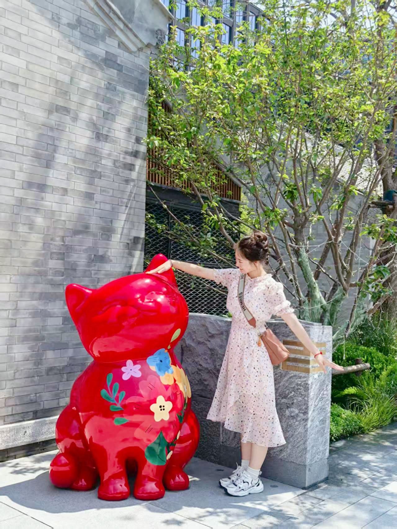 Photo by Da Ji Xiang - Take a photo with the large red cat sculpture.